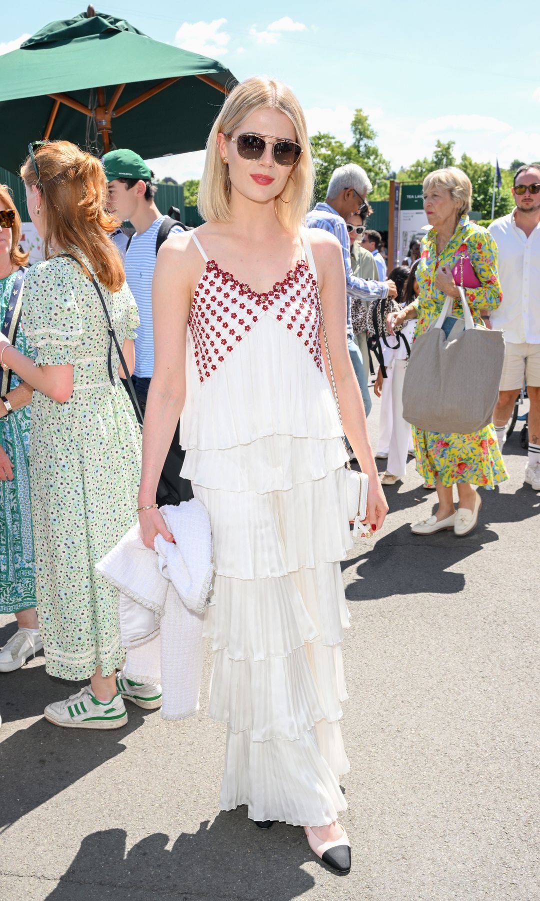 Lucy Boynton eligió un vestido bohemio de tirantes con volantes para asistir al torneo de Wimbledon 2025