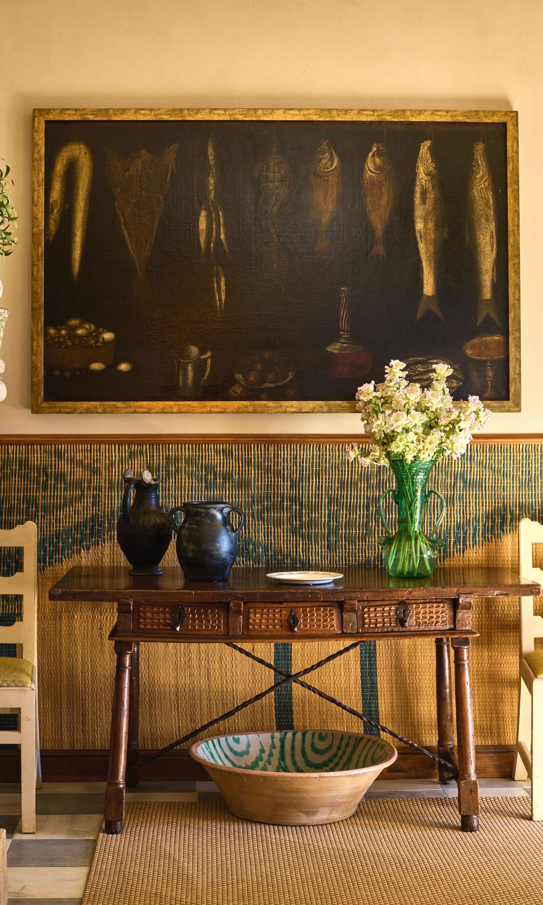 Cuadros, flores y madera abudan en la casa de James Costos y Michael Smith