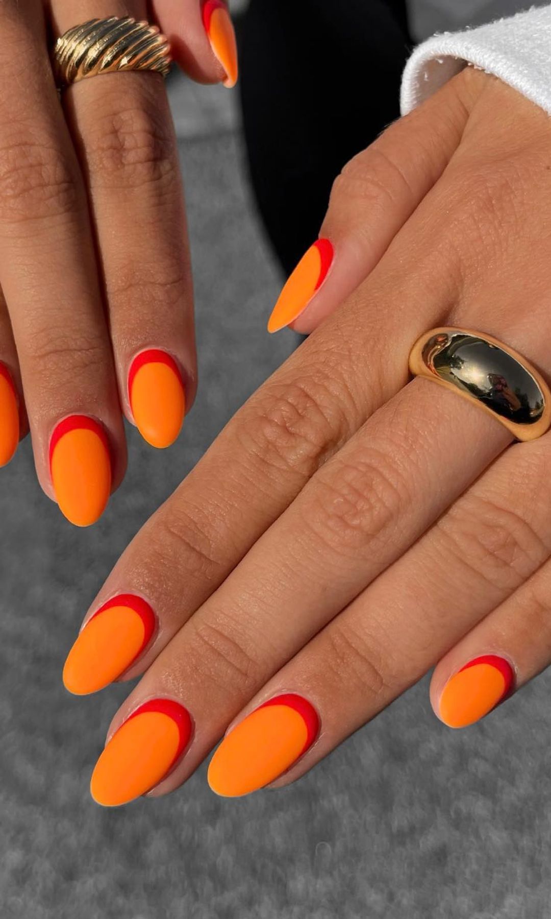 Manicura francesa invertida en naranja y rojo