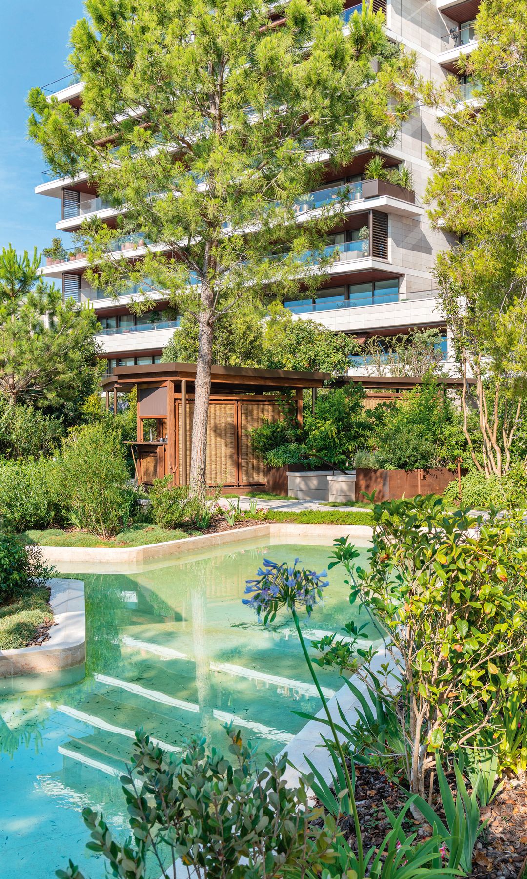 Piscina en frente de la construcción, que a la vez está en frente del mar