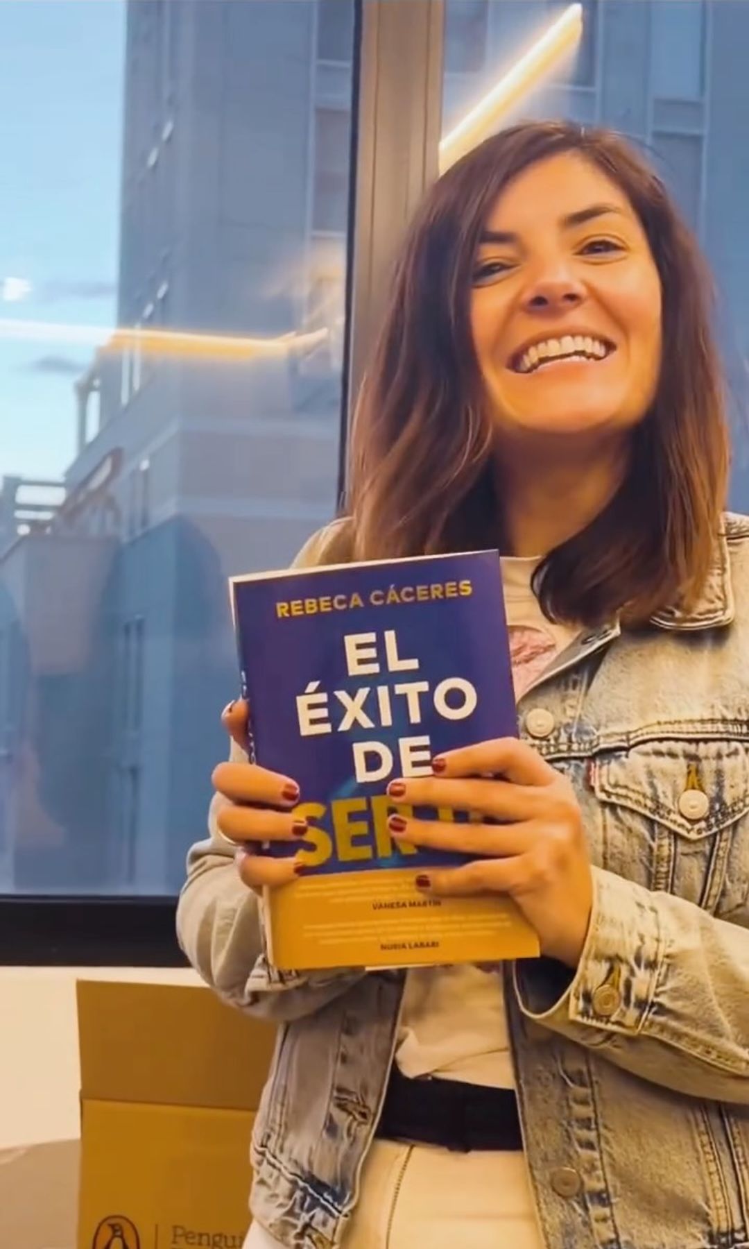 Rebeca Cáceres con su libro El éxito de ser tú 