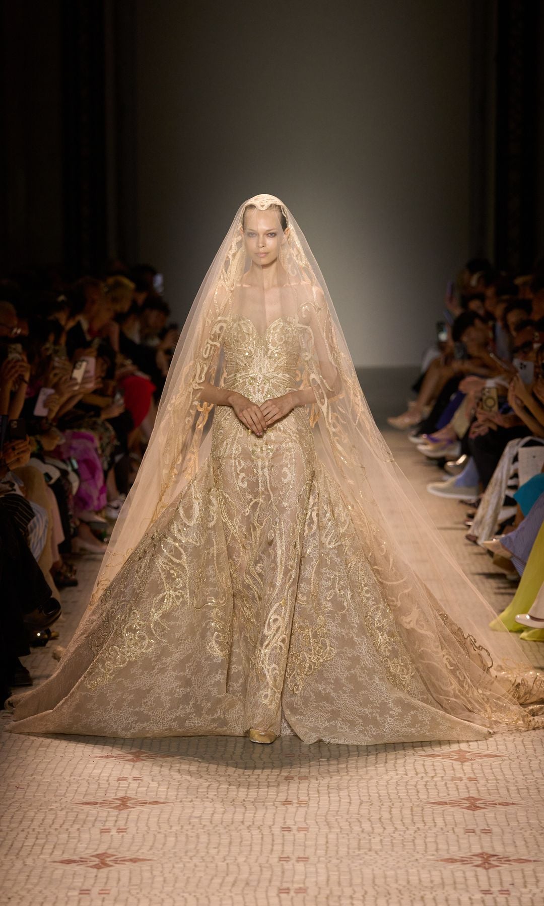 Sophie Bozhenova, para Elie Saab Alta Costura
