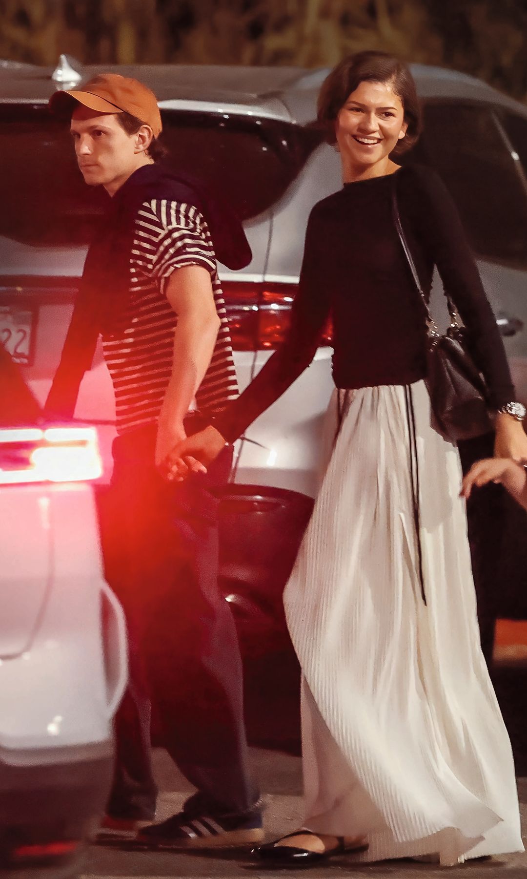 Zendaya y Tom Holland, de 29 años, fotografiados de la mano, en Los Ángeles, durante una discreta cena con amigos.
