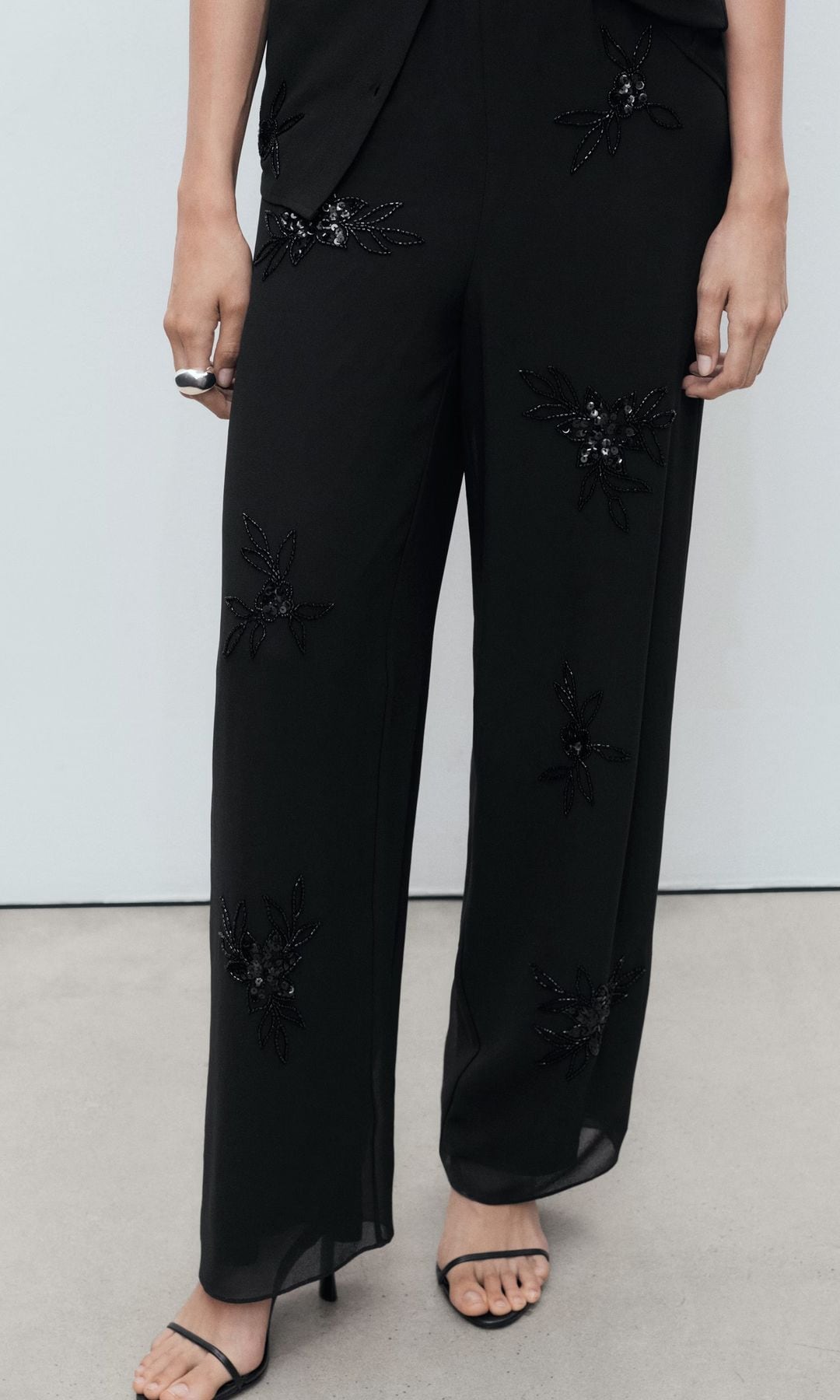 Pantalón negro con bordado de pedrería, de Mango