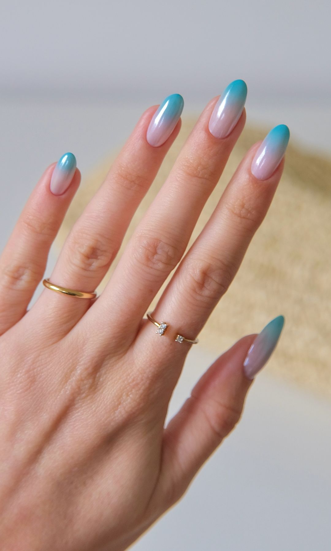 Manicura turquesa con efecto degradado en las puntas