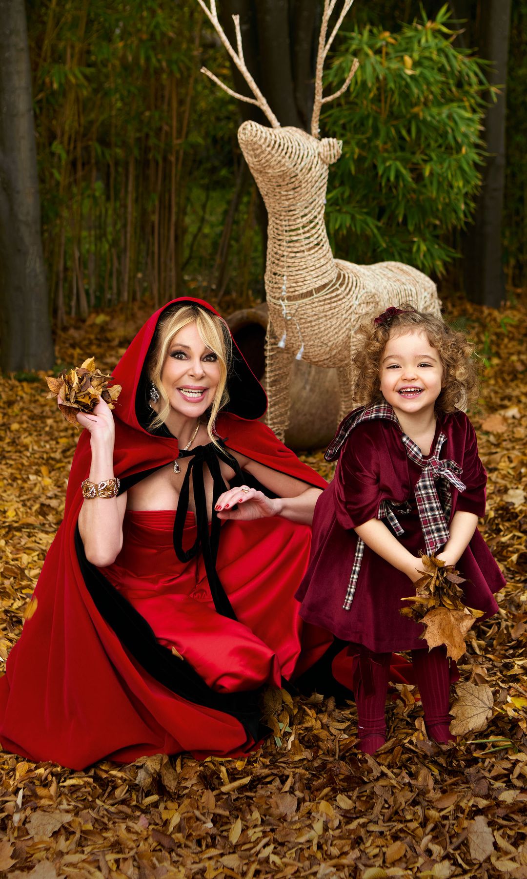 Ana Obregón y su nieta Anita jugando con las hojas