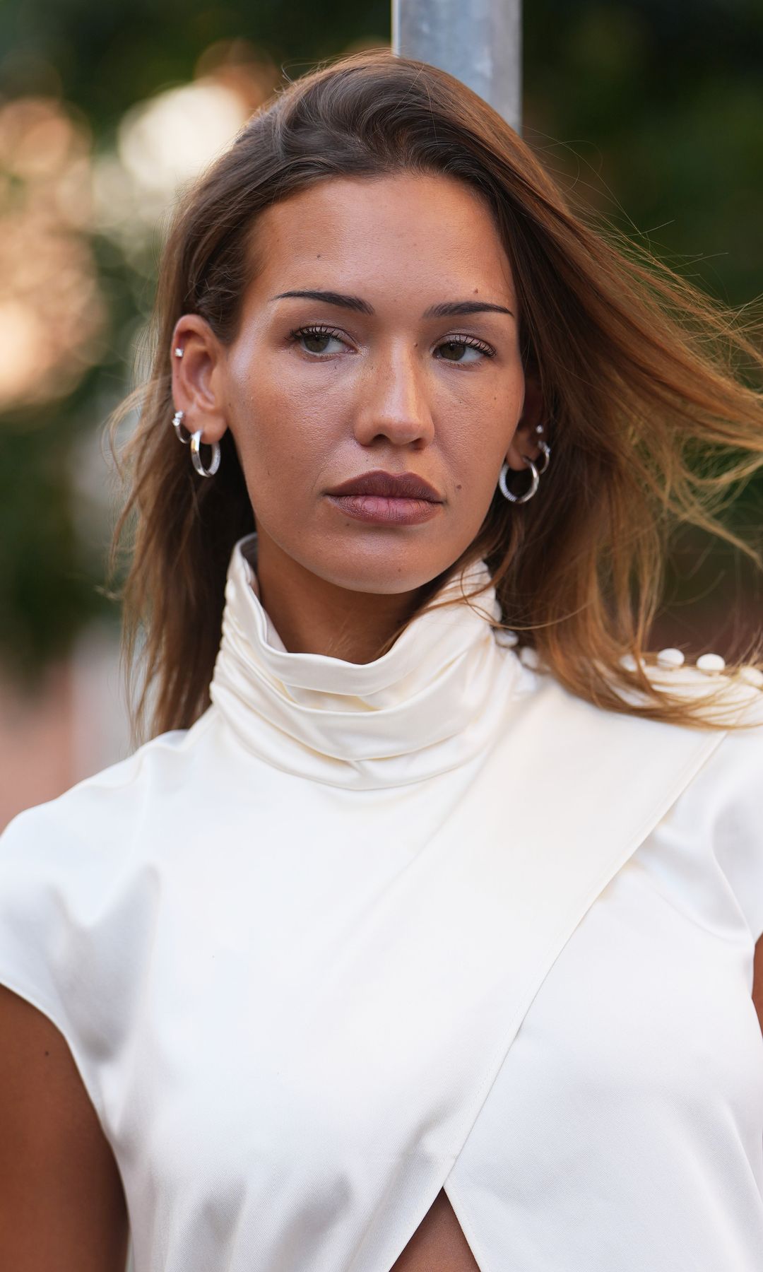 Mujer con cejas finas y poco pobladas