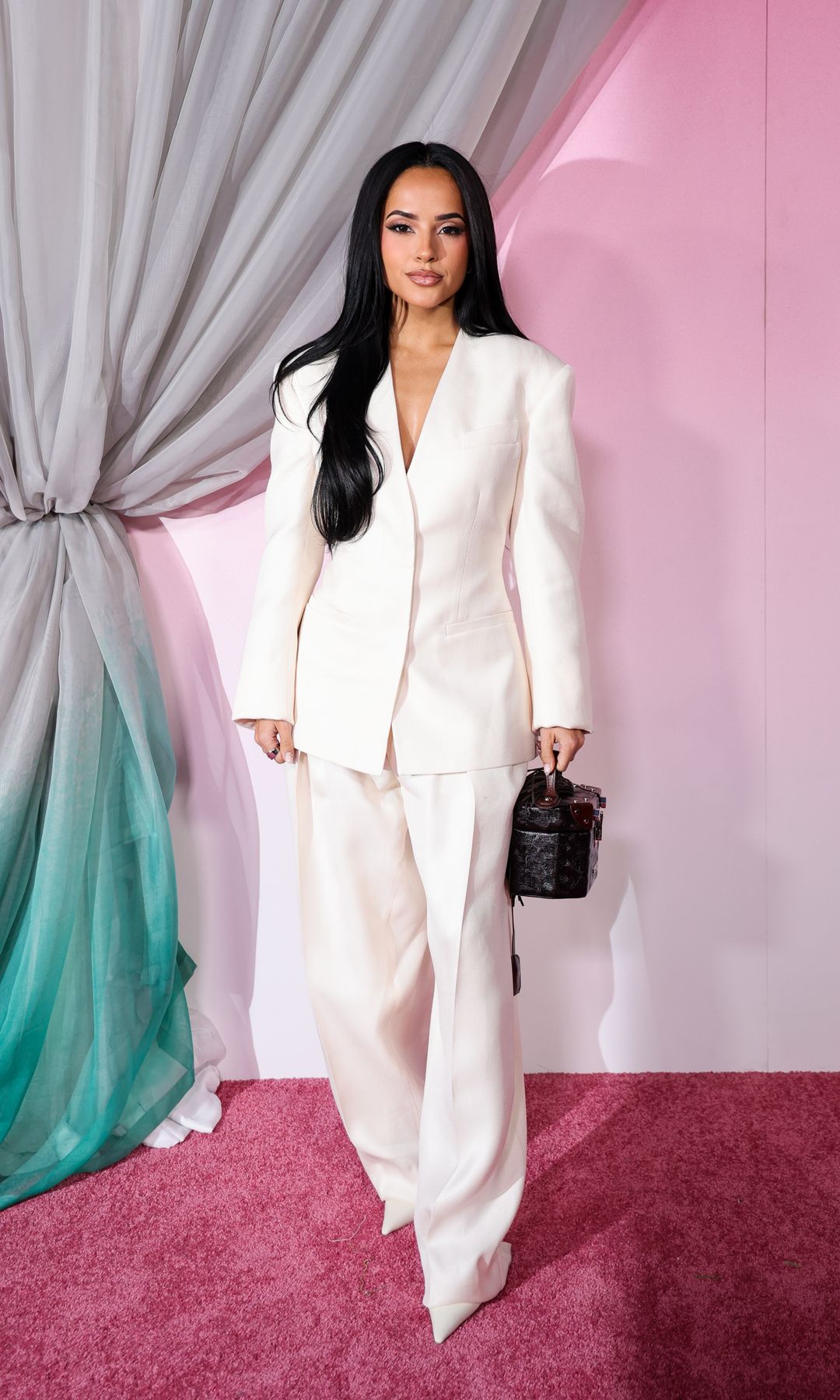 Becky G lució un traje impecable en color blanco.