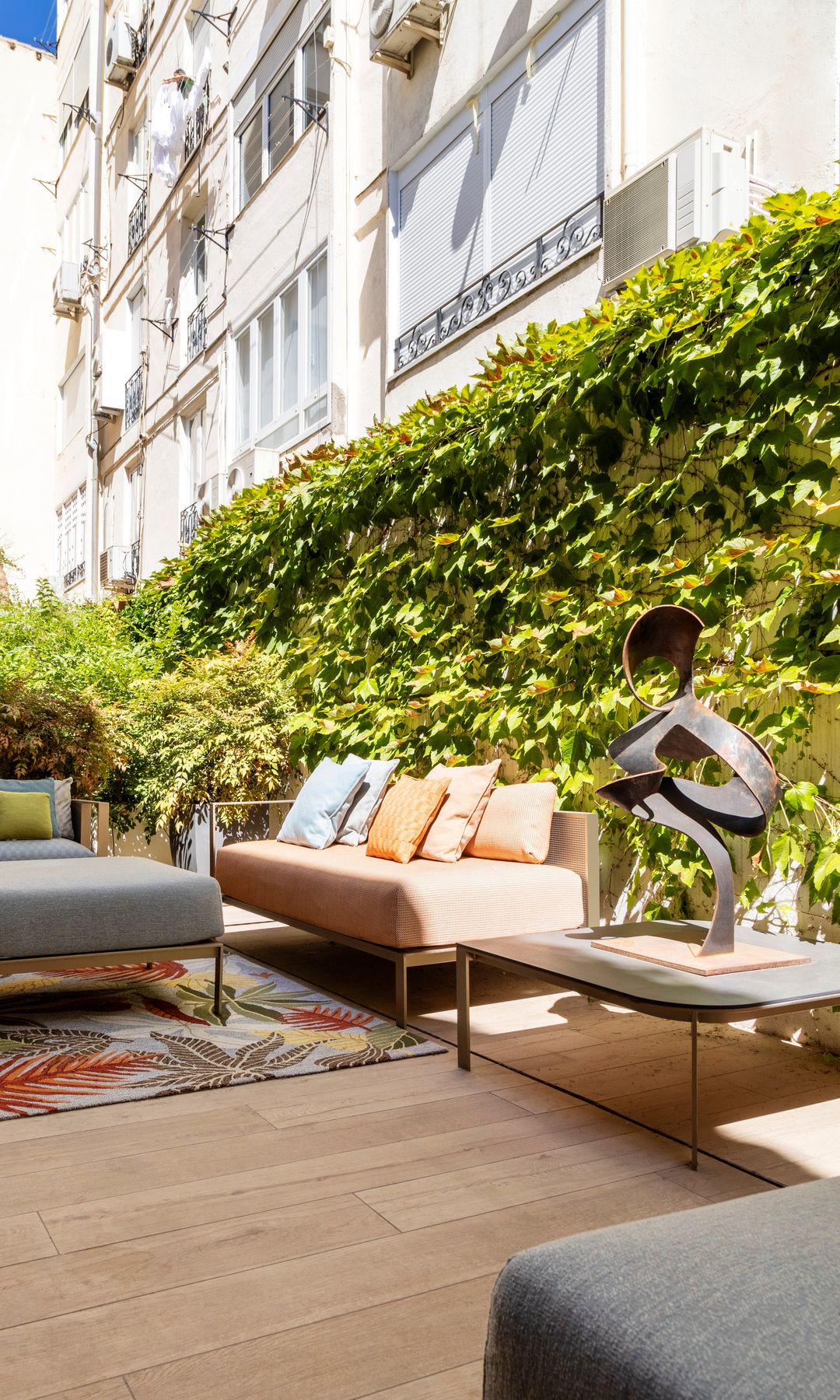 Patio exterior con textiles especiales outdoor de Gancedo.