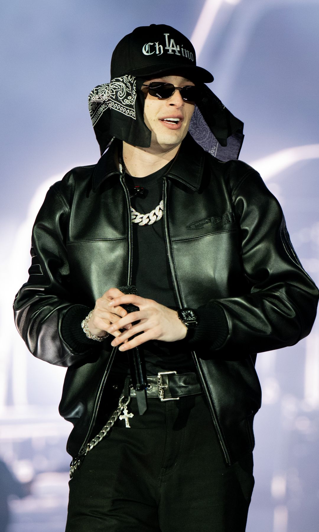 El cantante destaca por su fusión de estilo urbano, elevado y con toques mexicanos.