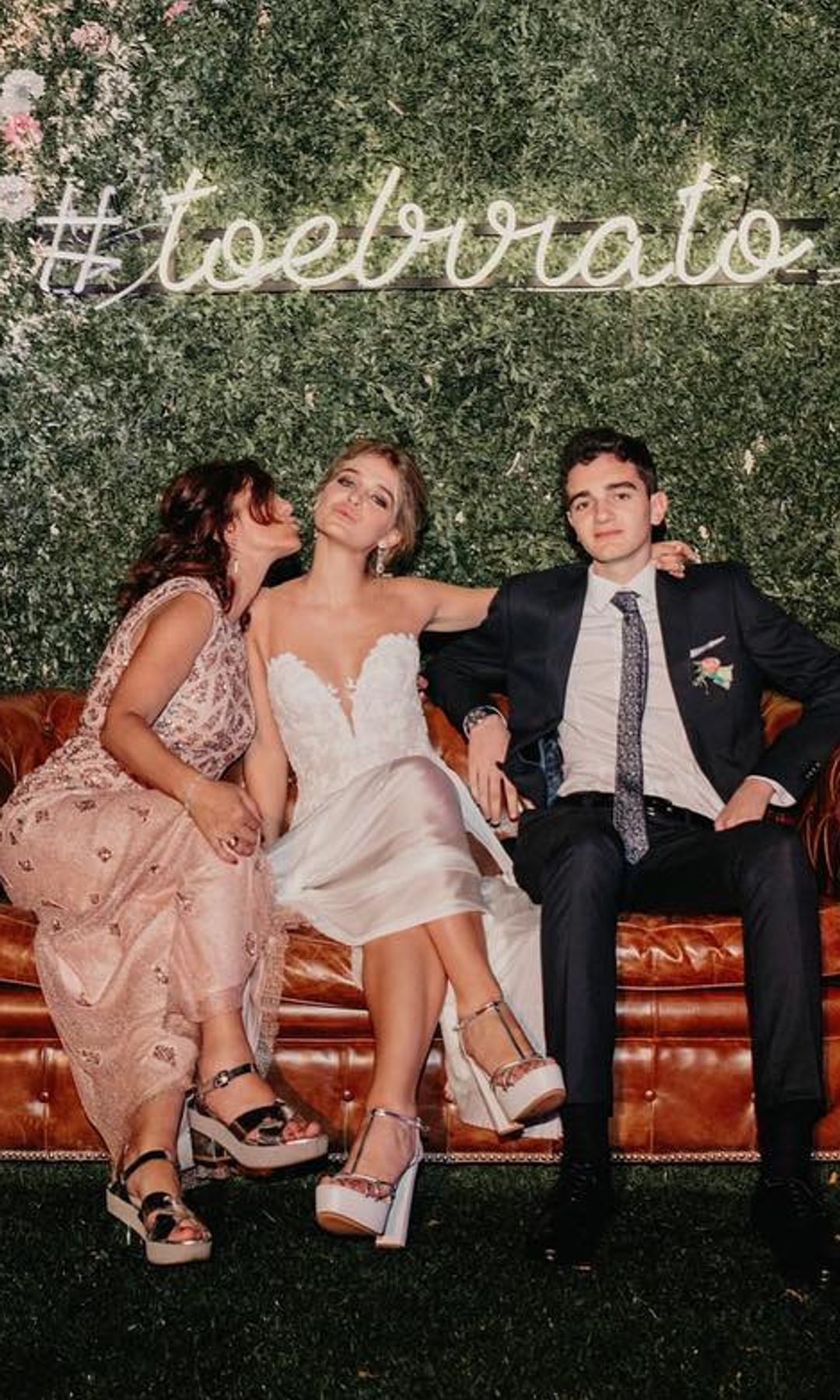 Laura Escanes el día de su boda con Risto con su madre y su hermano