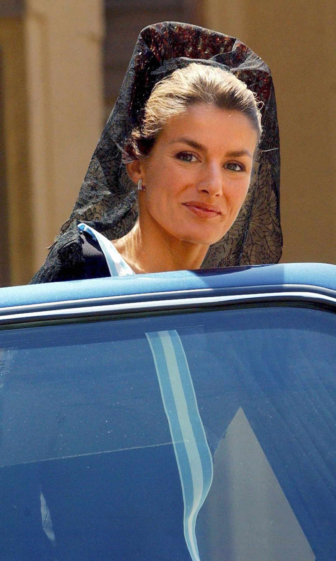 Los looks de la reina Letizia ante el Papa: elegancia, una mantilla con peineta y detalles que marcaron cada encuentro