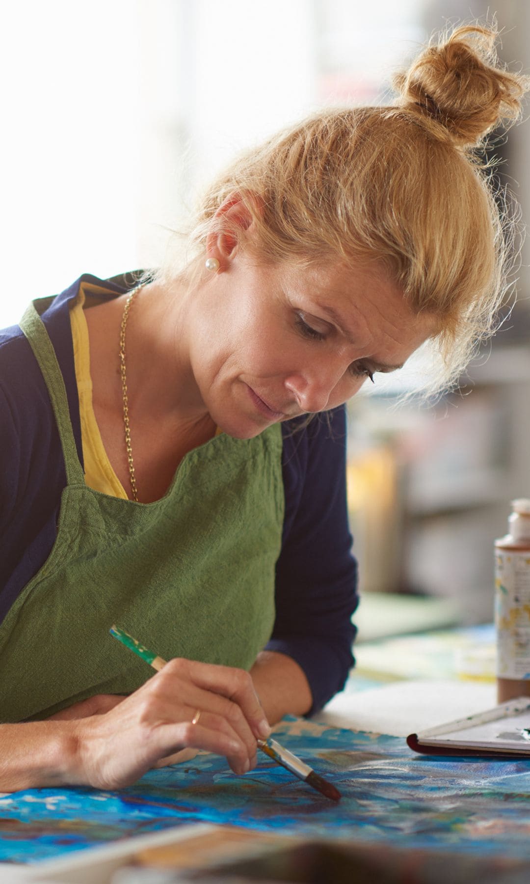 Mujer trabajando su creatividad