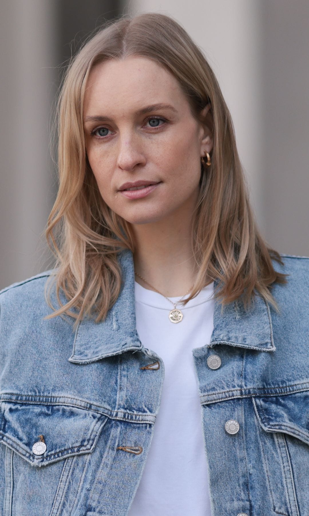  Mujer con rostro ovalado 