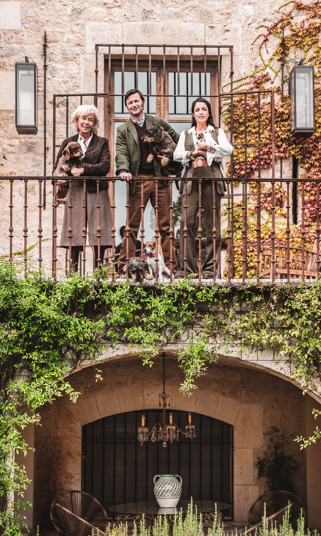  Lucía, Lolo y Marta con los perros de la familia: "Gigi", "Lila", "Tita" y "Olé"