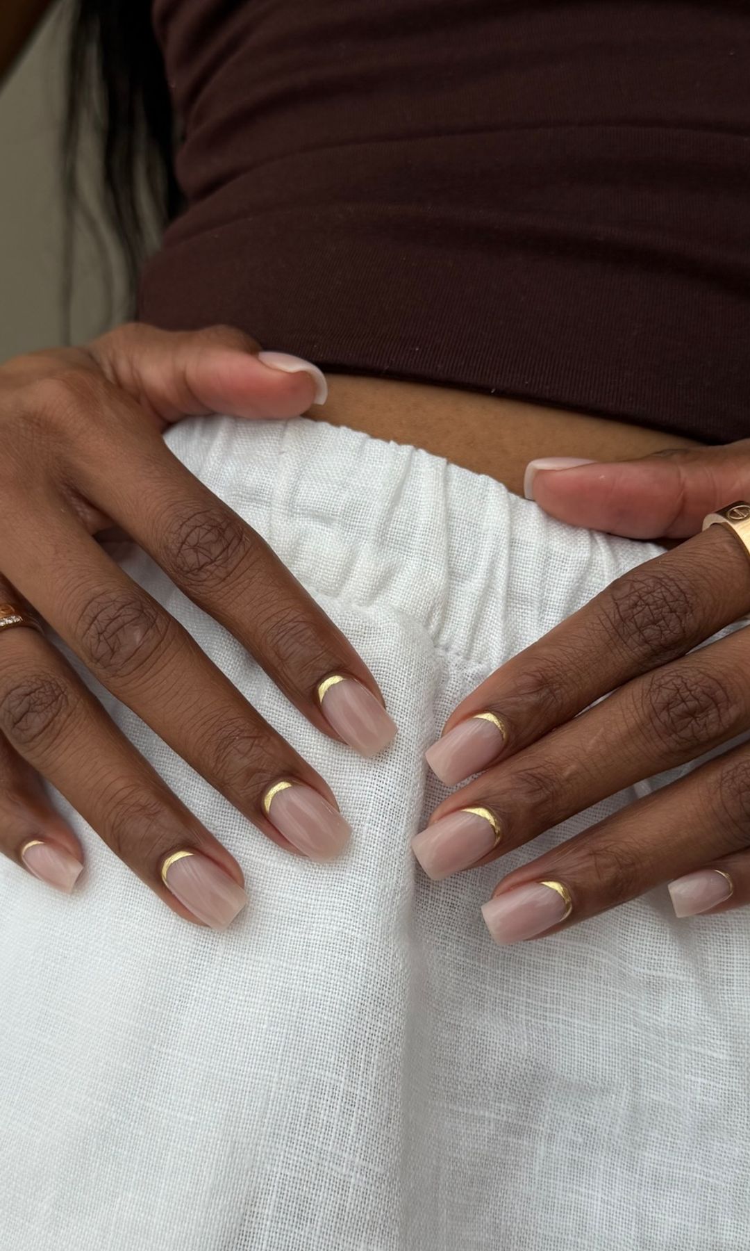 Manicura francesa invertida en dorado 
