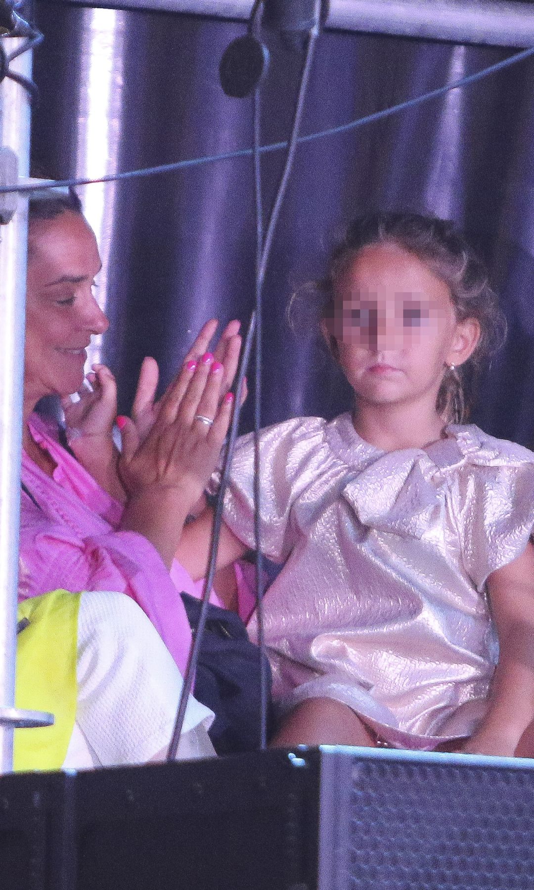 Toñi Moreno con su hija Lola en el concierto de María del Monte en Málaga, 23 de agosto de 2024