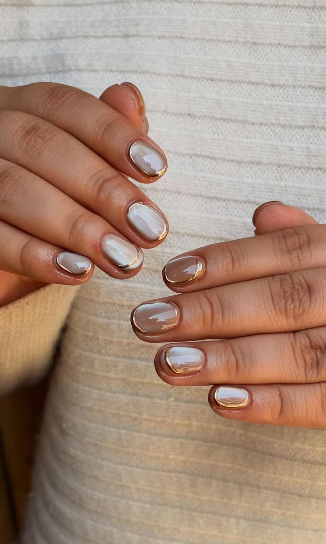 Manicura efecto ojo de gato plateado con marco dorado 