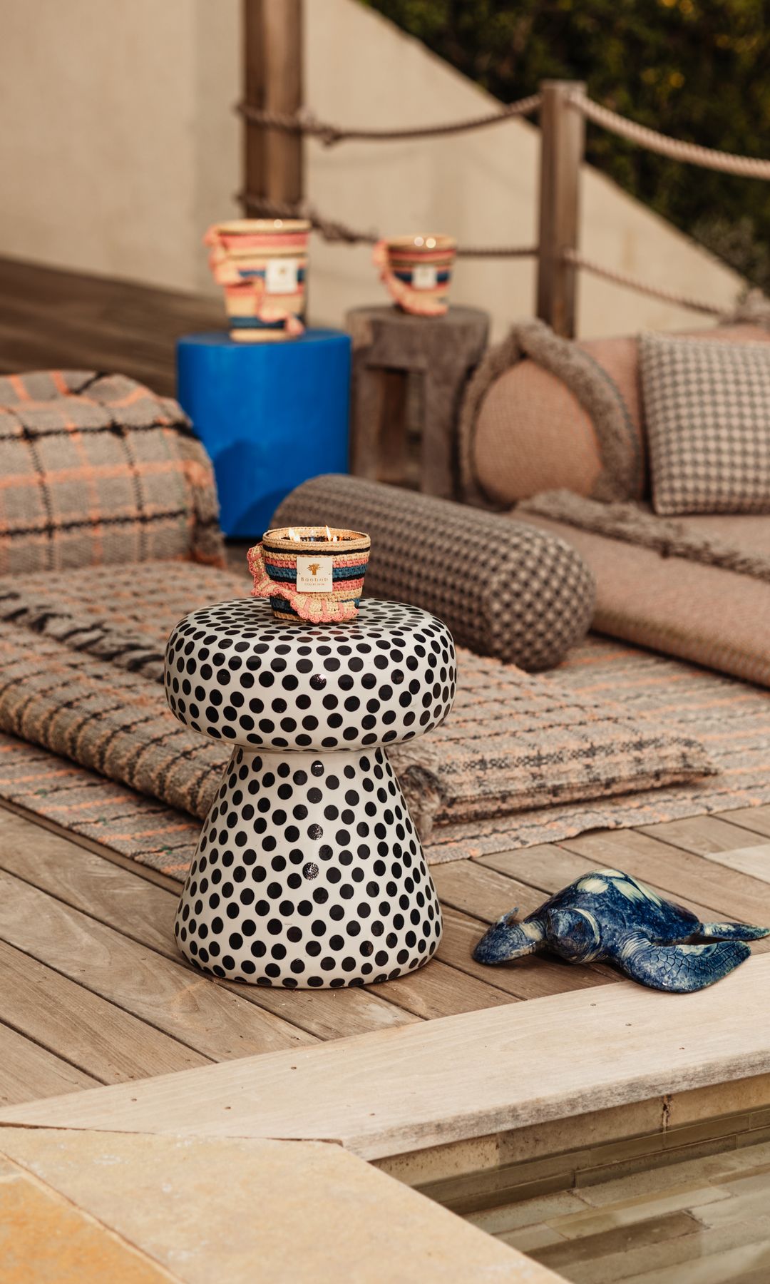 Espacio chill out exterior con velas