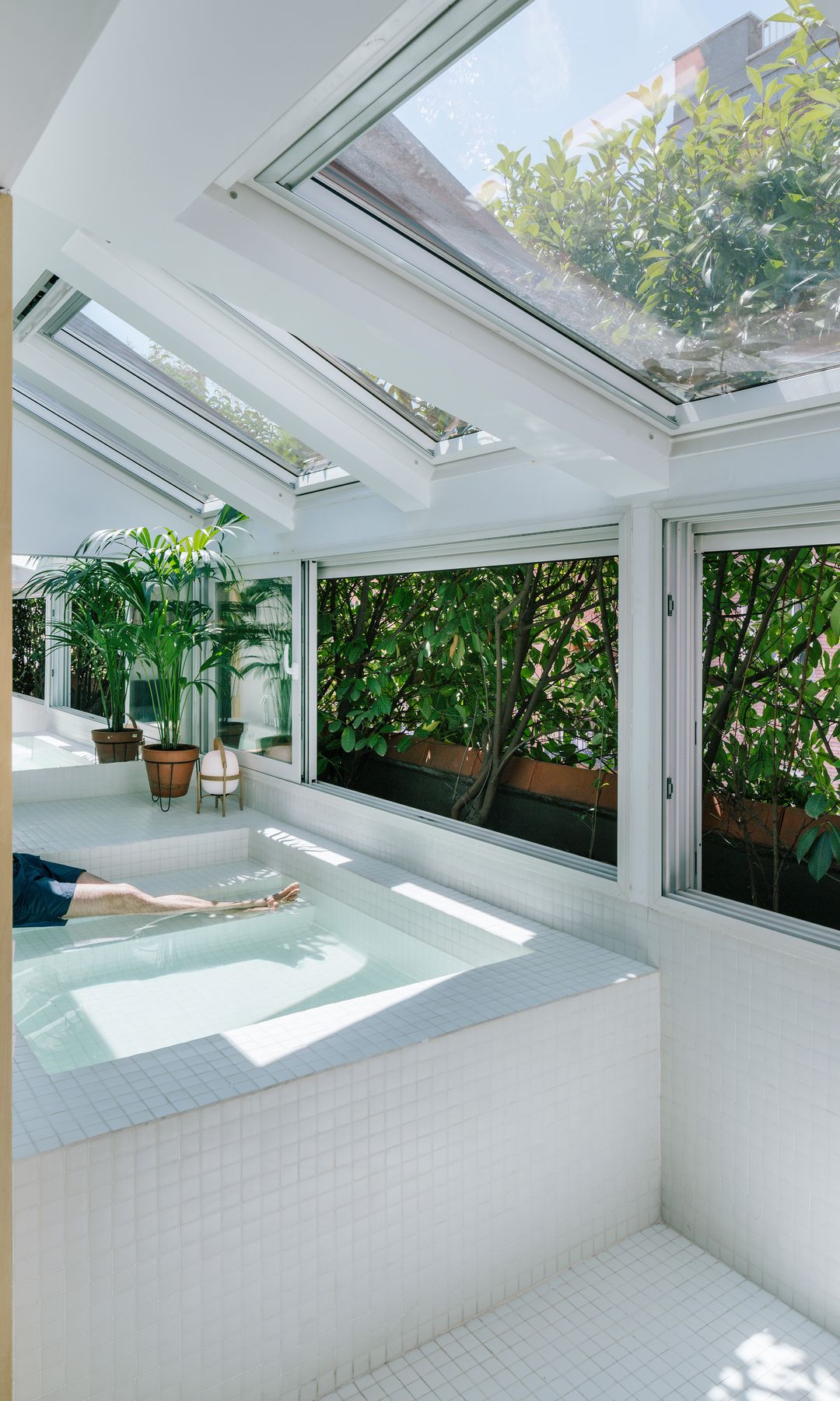 Galería con mini piscina y ventanales