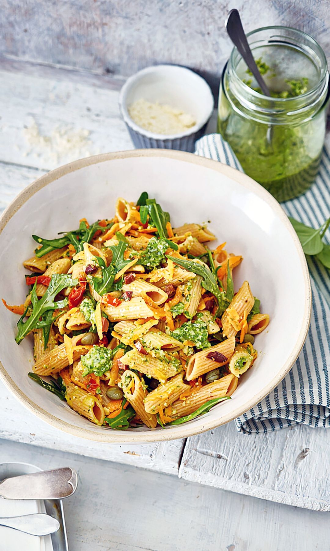 Ensalada de pasta integral con rúcula, alcaparras y pesto