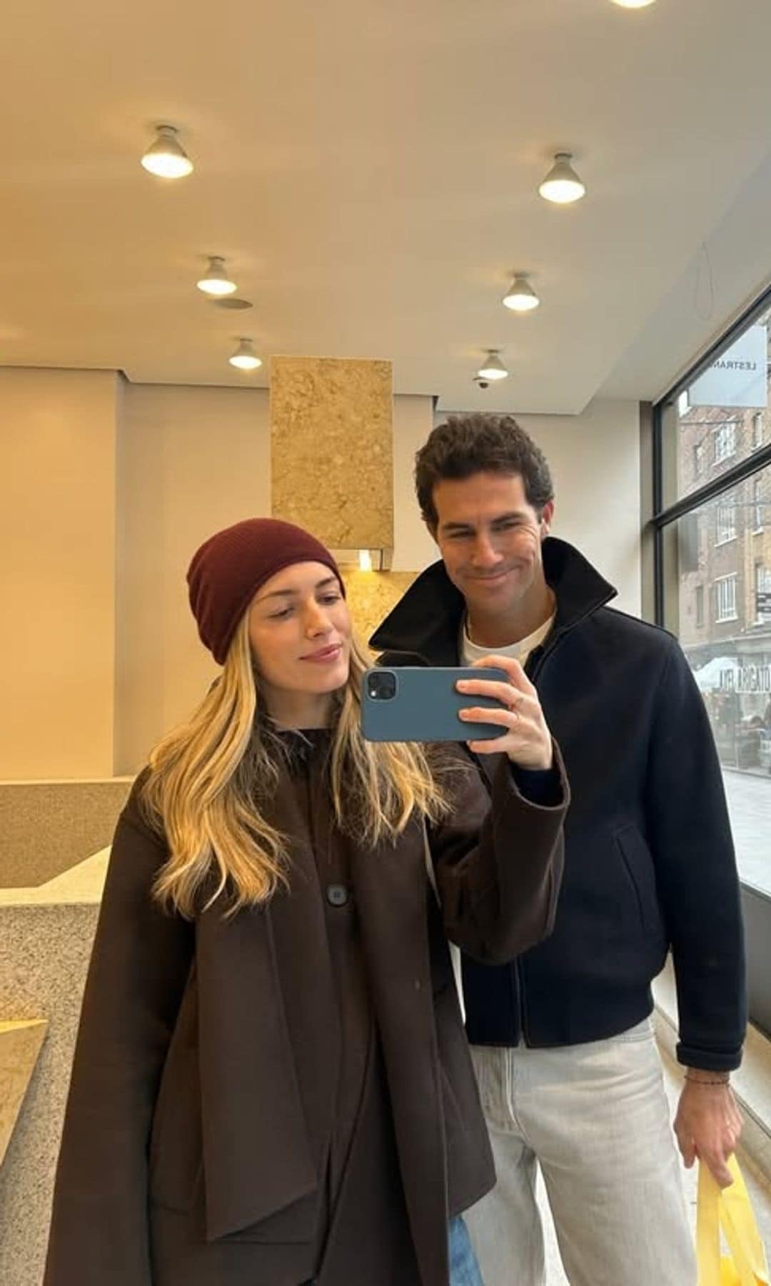 Un abrigo marrón y 3 looks para recorrer Londres de la mano de Daniela Figo