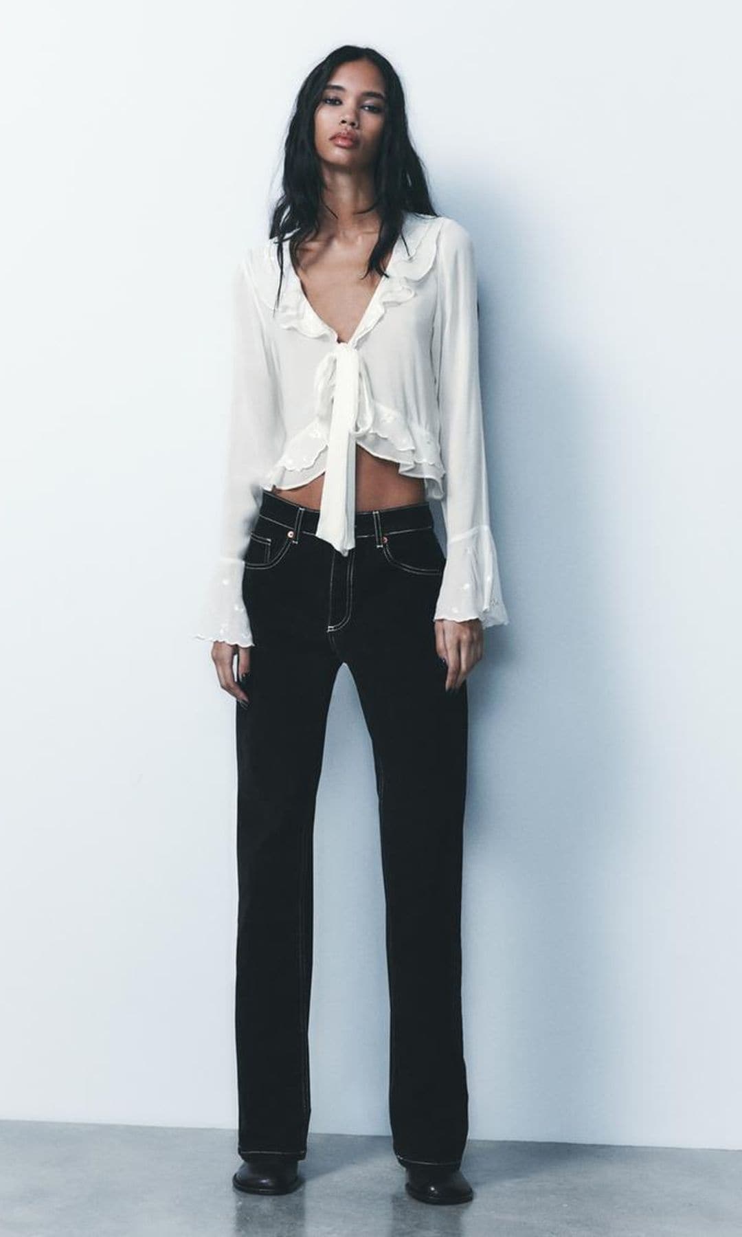 blusa blanca con volantes