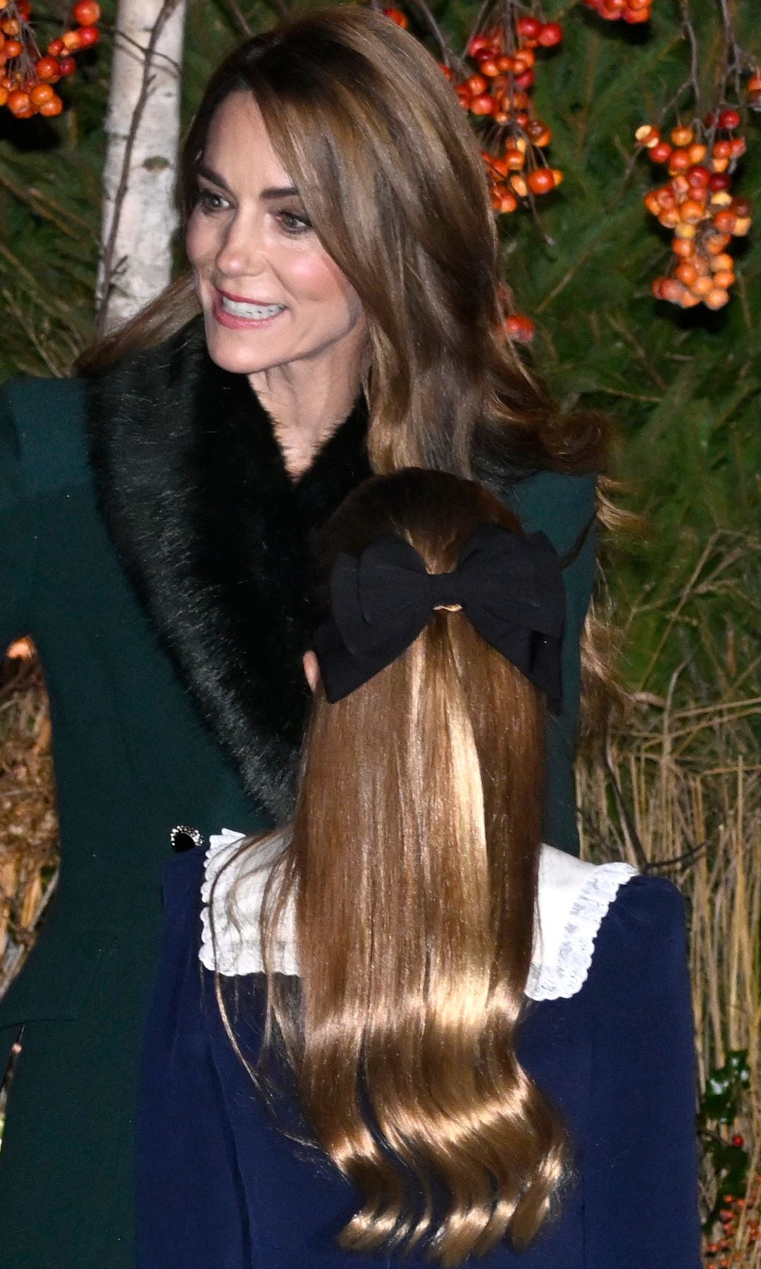 Los príncipes de Gales con sus hijos en la 5ª edición del concierto de villancicos en la Abadía de Websminster