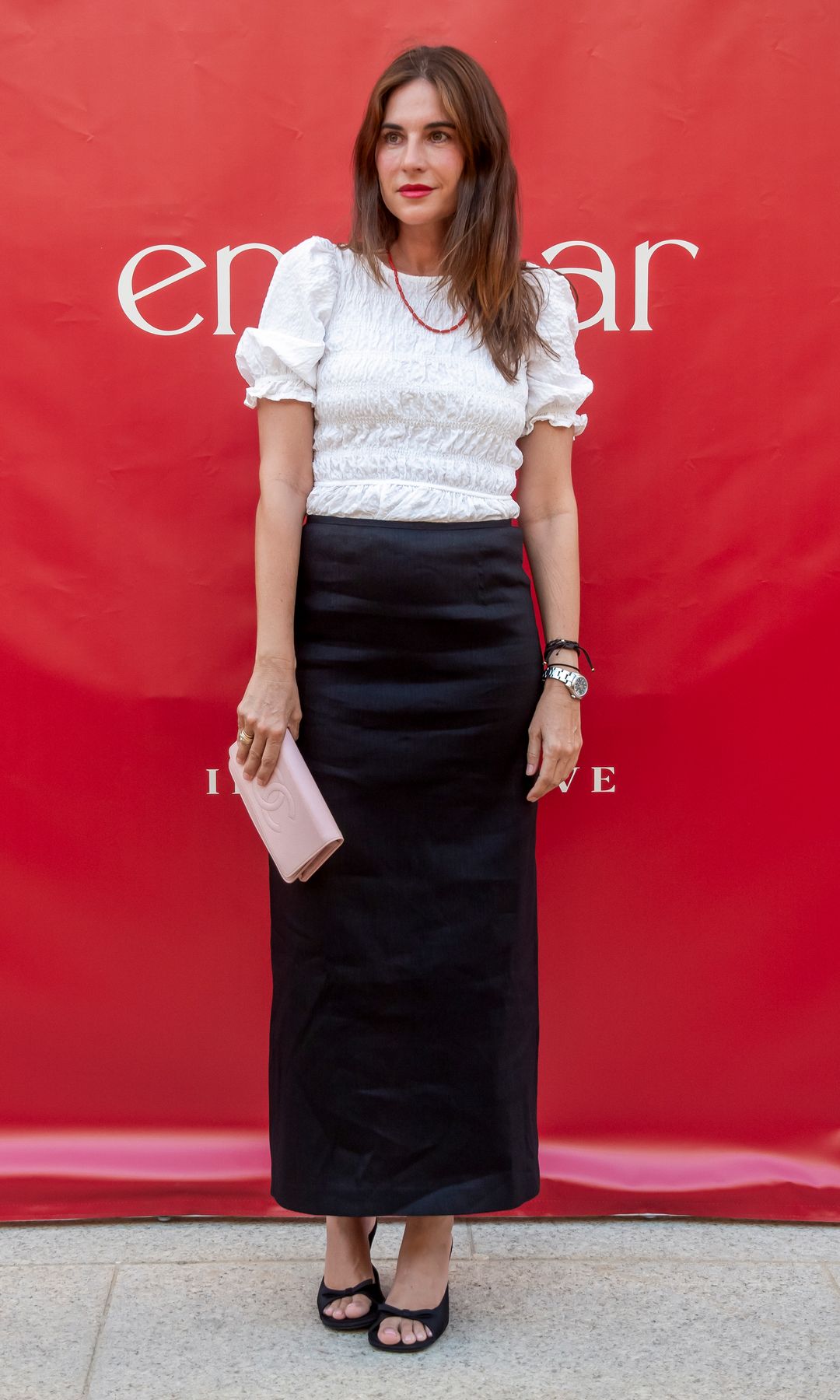 Lourdes Montes en Sevilla con falda negra satinada