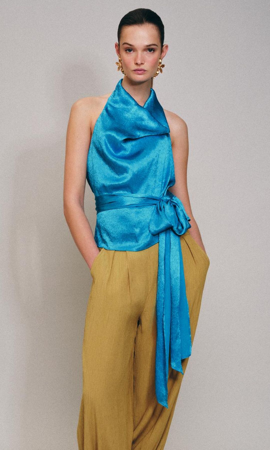 Top halter anudado en azul turquesa, de Zara