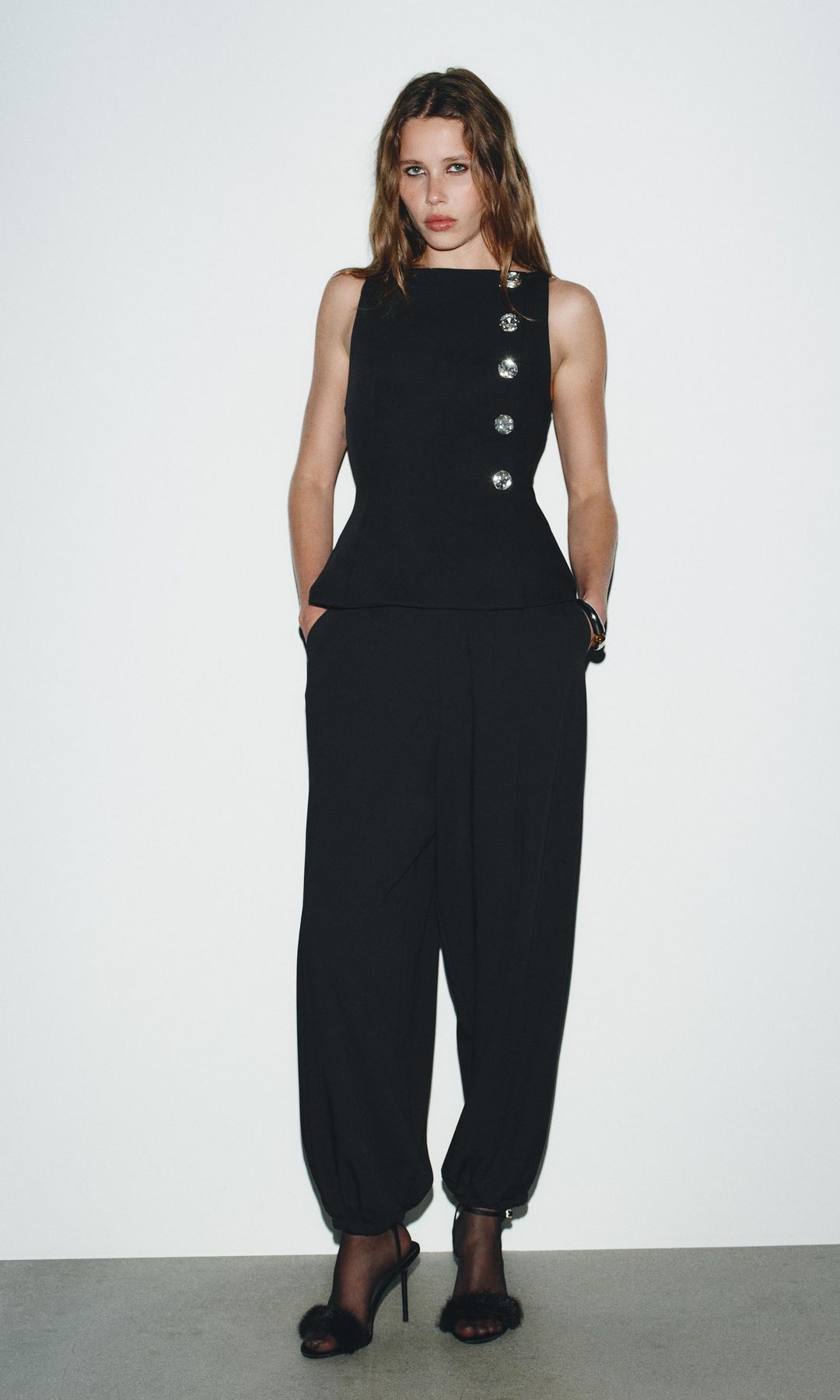 Top negro sin mangas con botones joya, de Zara