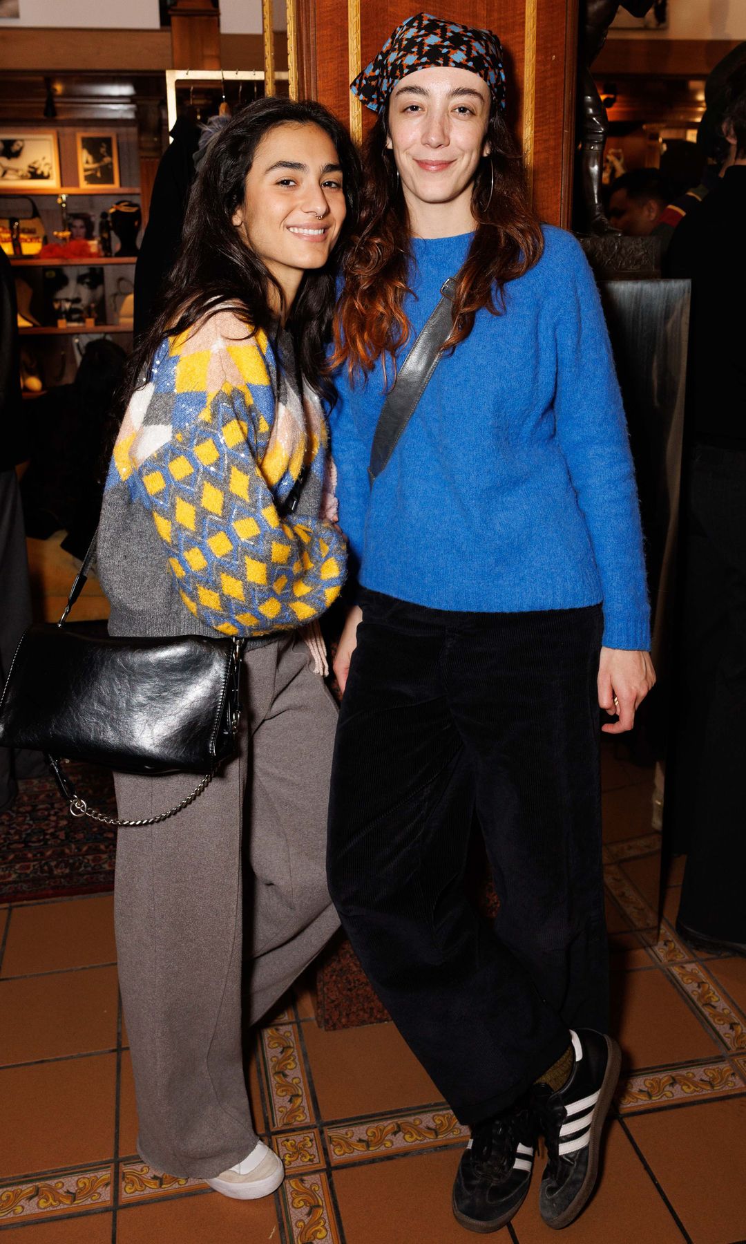 Lucia Cepeda Molina con una amiga, la fotógrafa Paula Tudela, reunidas para una fotografía
