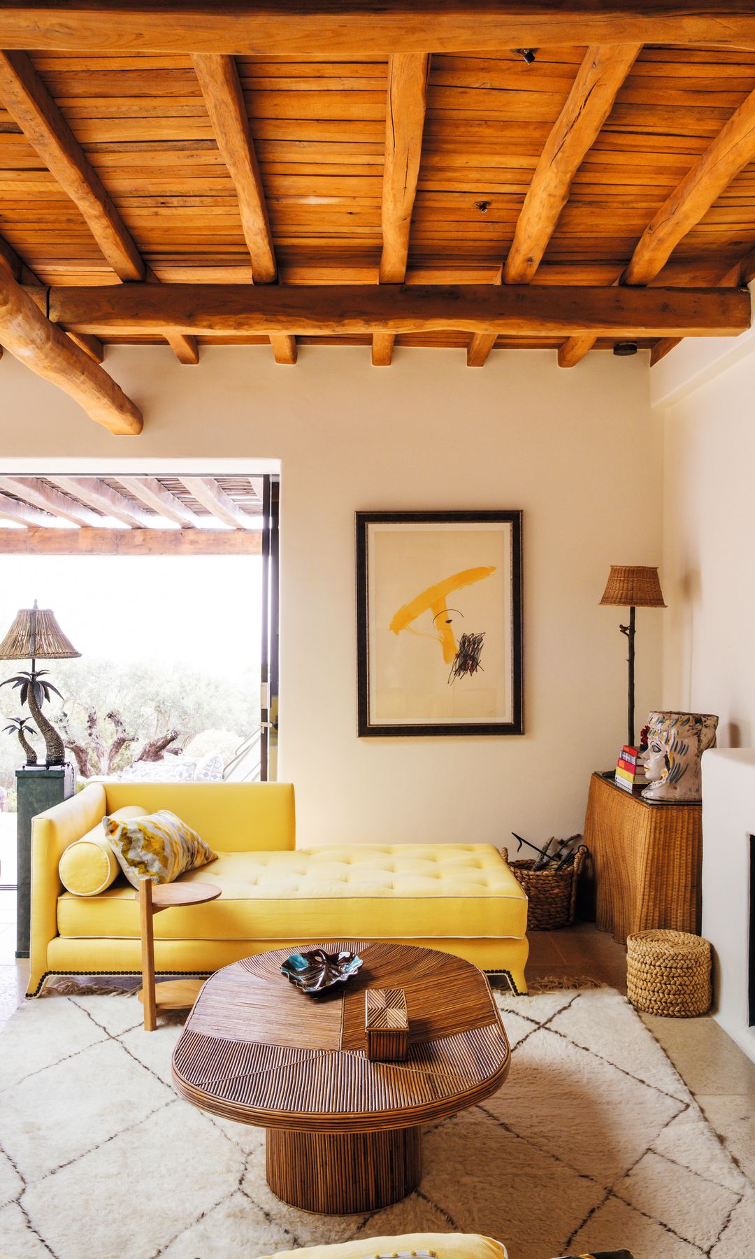 EMMA ROIG  NOS RECIBE EN SU REFUGIO DE IBIZA, UNA IMPRESIONANTE VILLA EN EL CORAZÓN DE LA ISLA