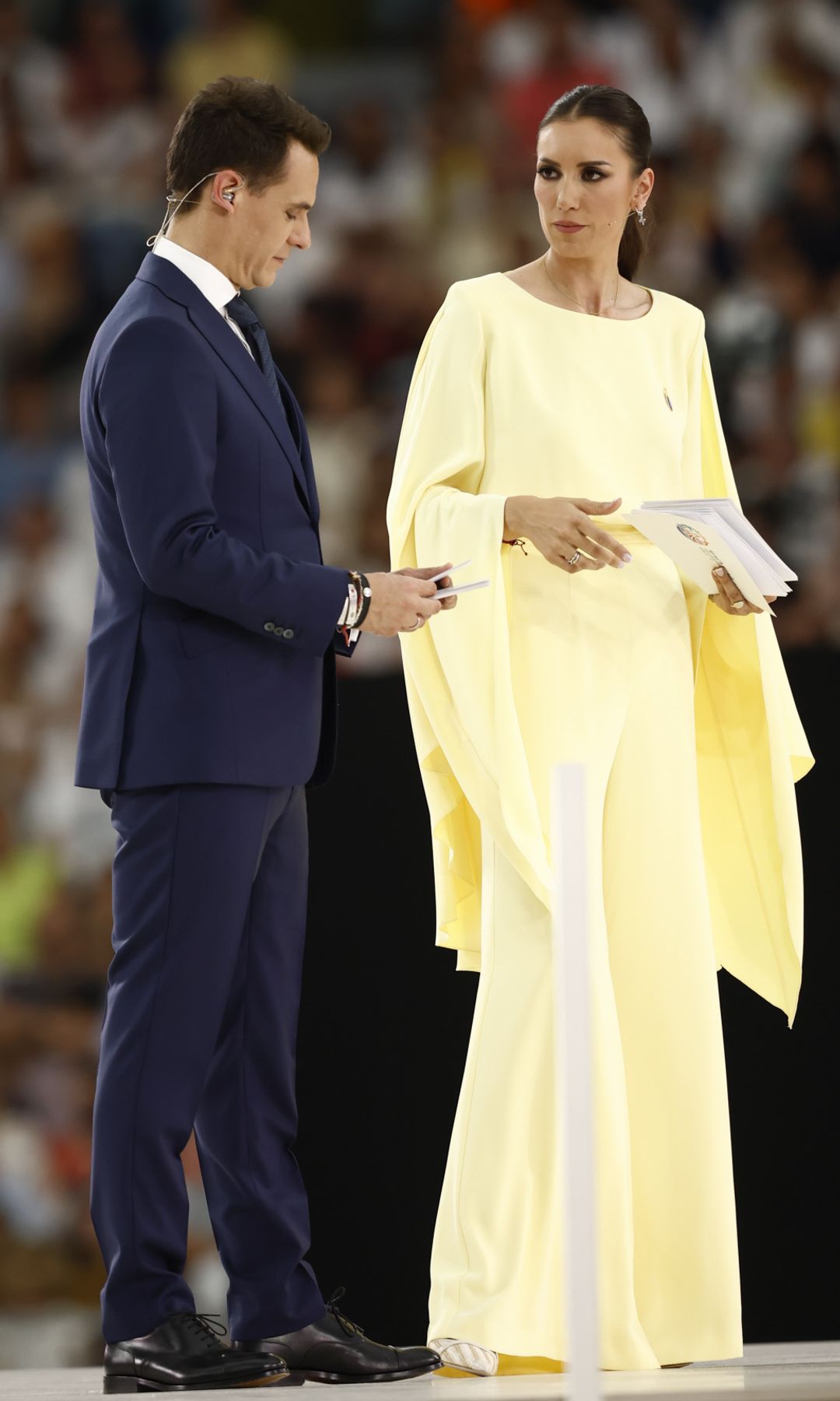 Patricia Pardo y a Christian Gálvez presentando el encuentro diocesano del Papa León XIV en el Bernabéu