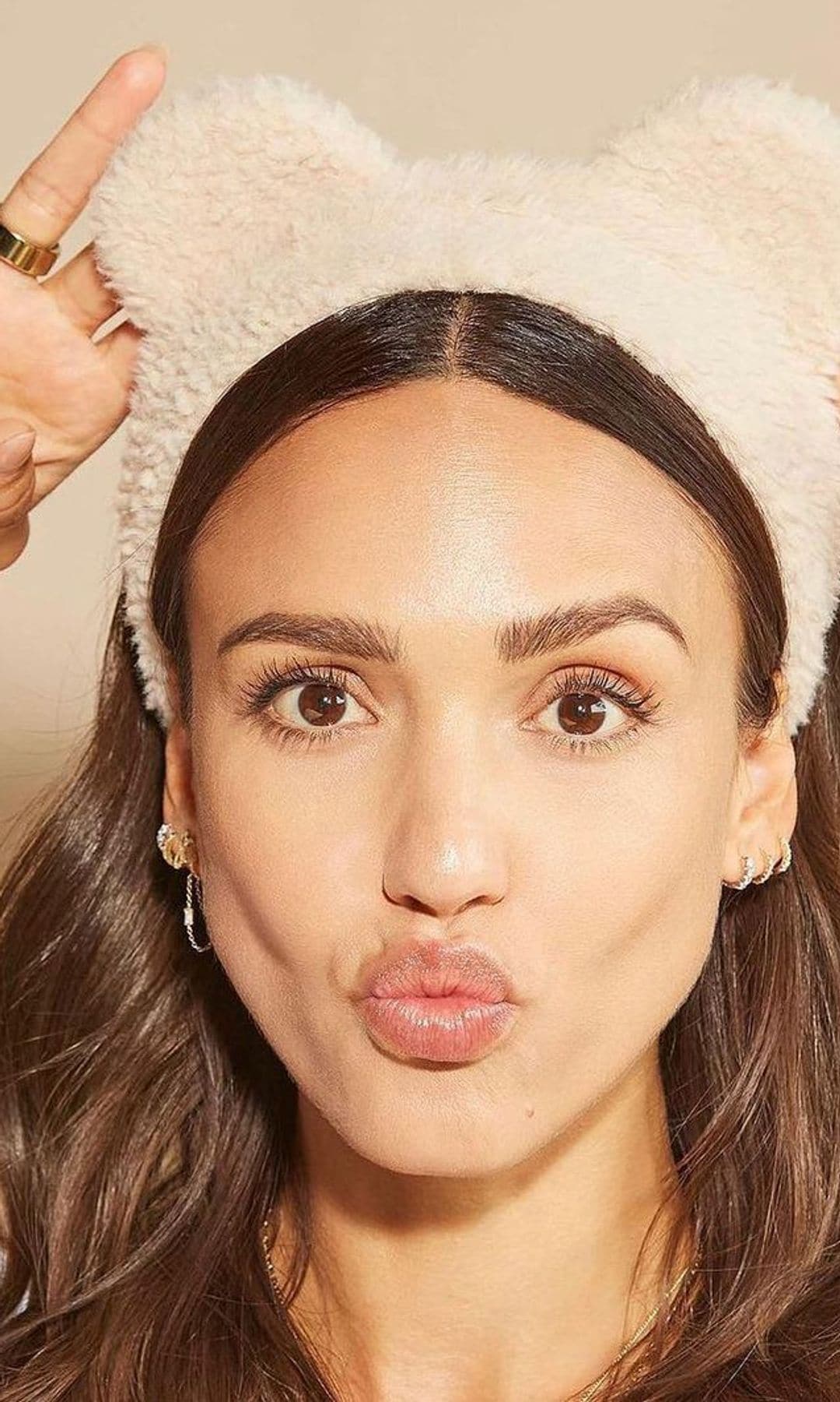 Jessica Alba preparada para su rutina de cuidado facial