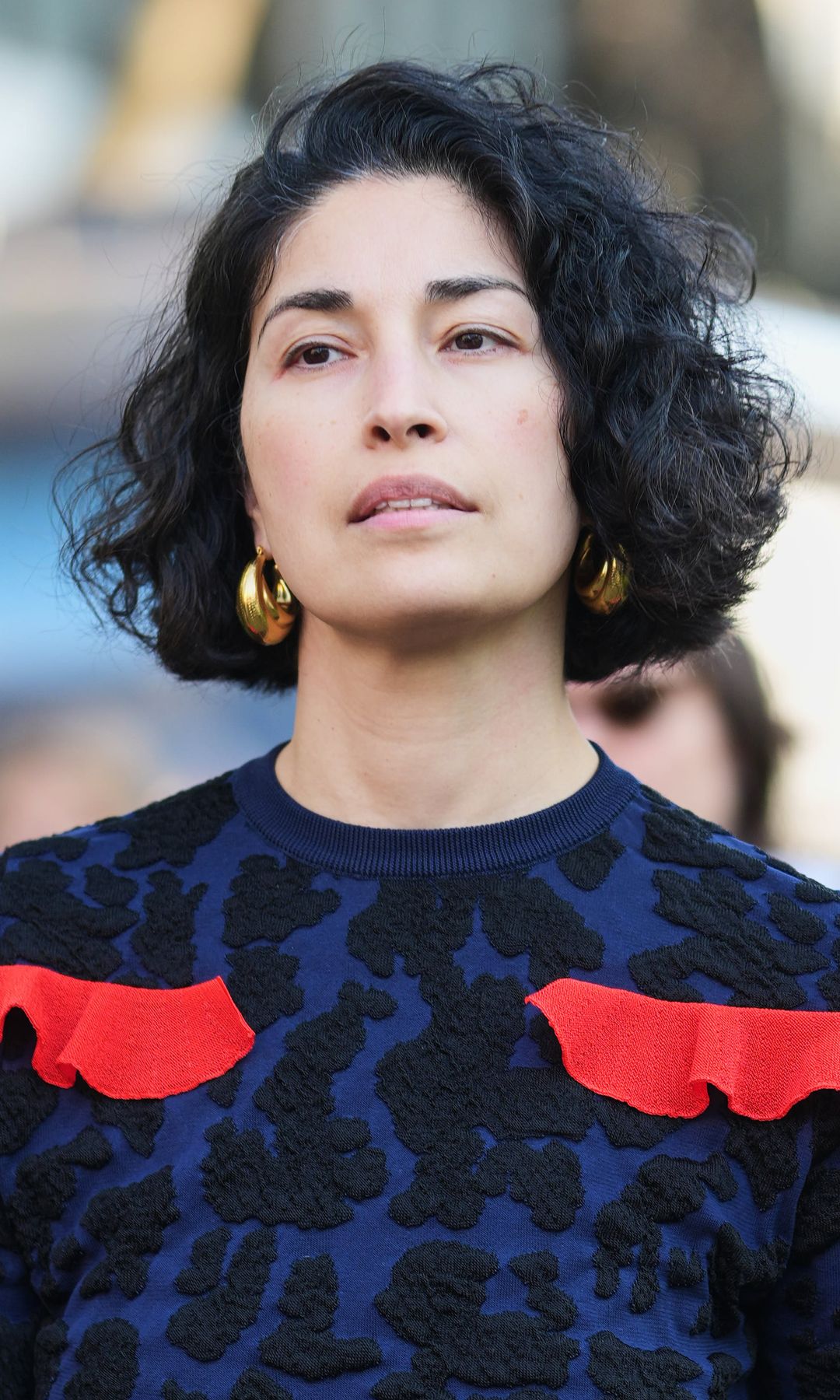  Mujer con cabello rizado