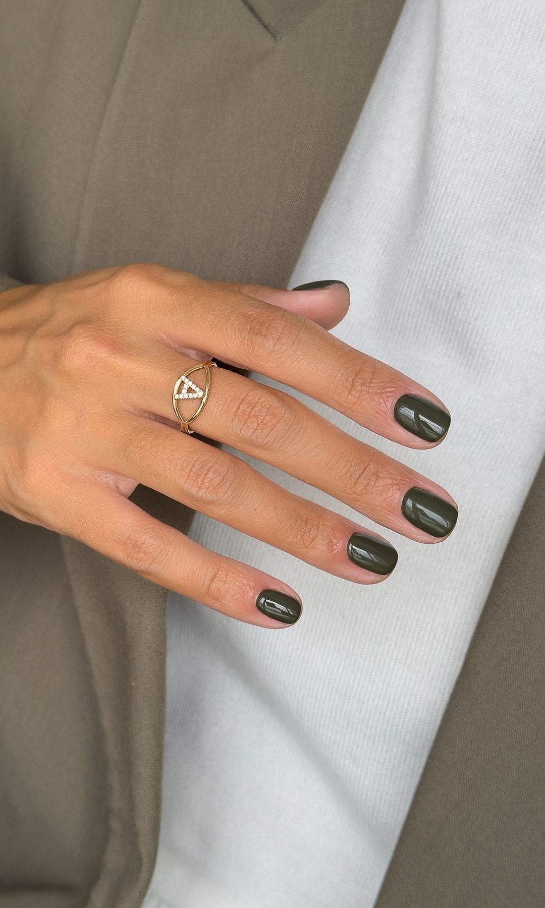 Manicura verde oliva