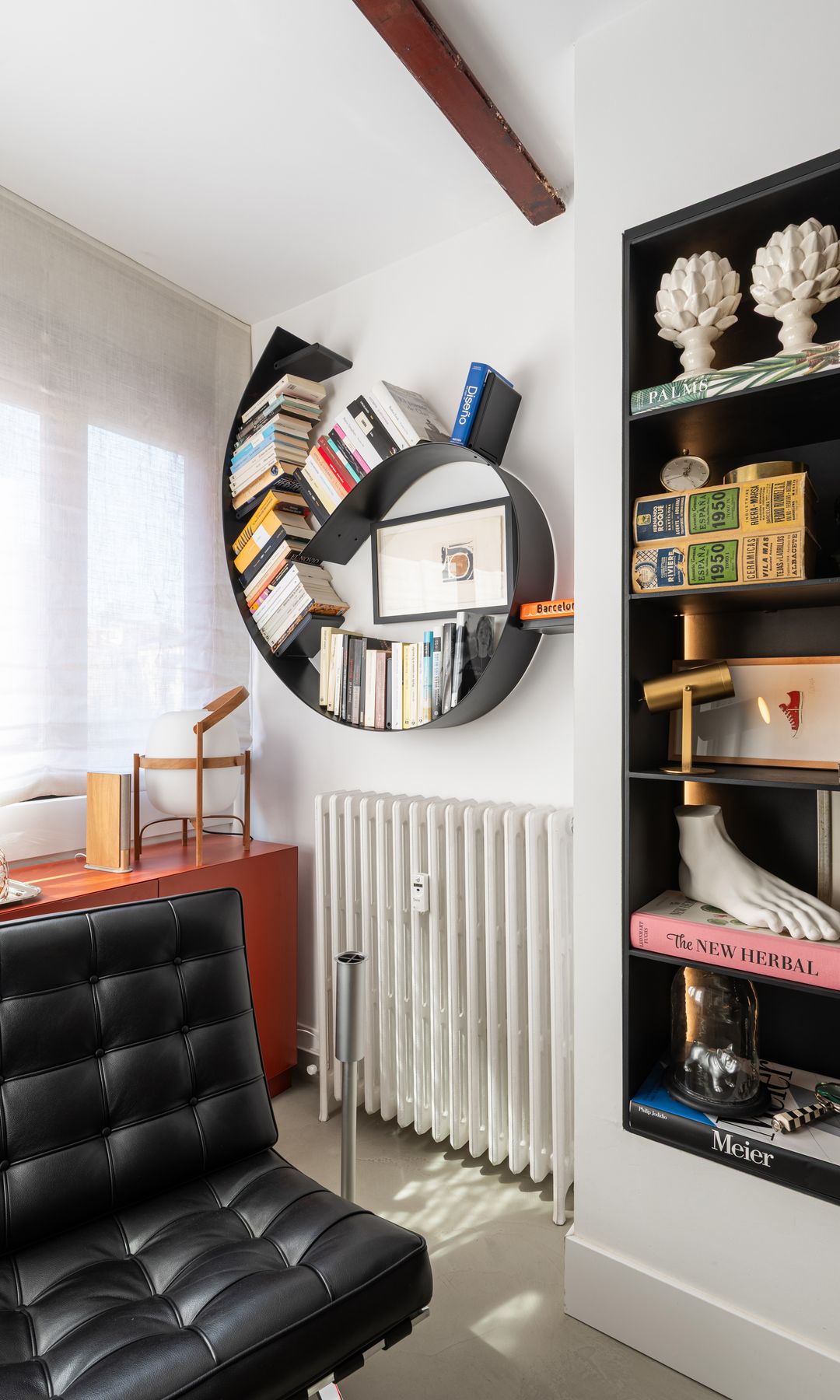 Rincón del salón con estanterías