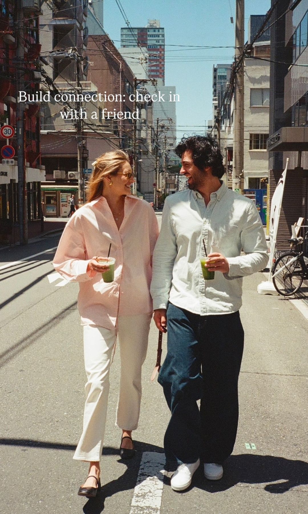 Sanne Vloet caminando con su marido 