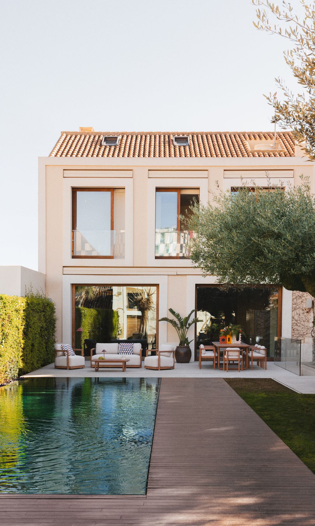 Exterior: jardín con piscina y mobiliario de la firma The Masie