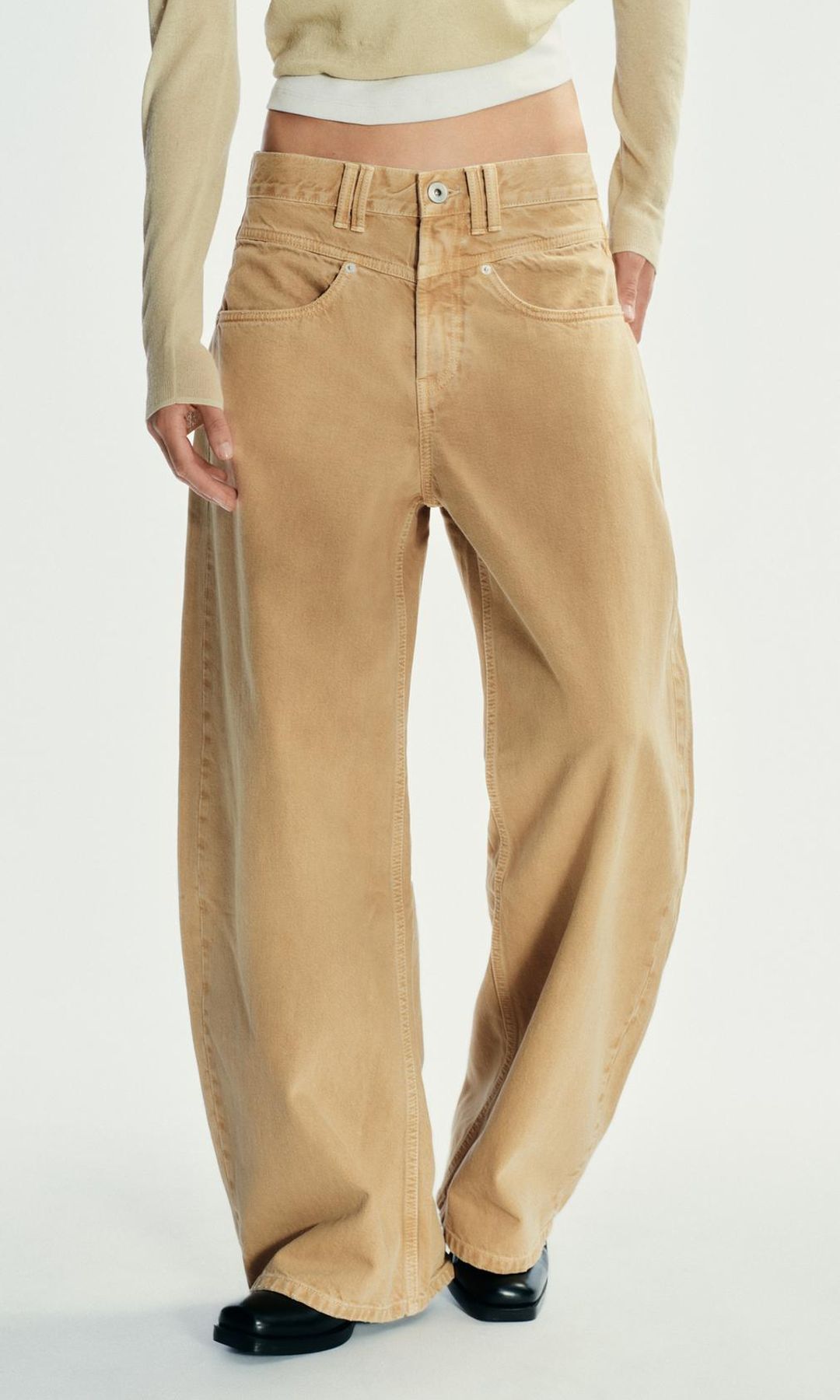 Los pantalones barrel beige de Zara que lleva Victoria Federica