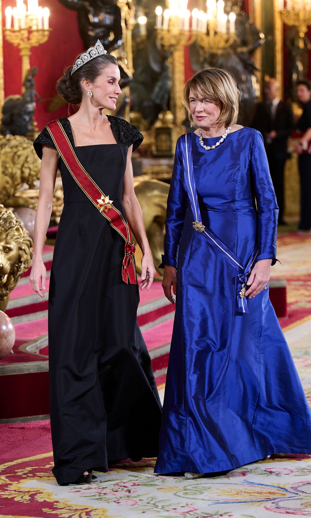 La infalible fórmula de estilo de Elke Büdenbender en sus encuentros con reinas y princesas: del color azul a su collar de eslabones dorados
