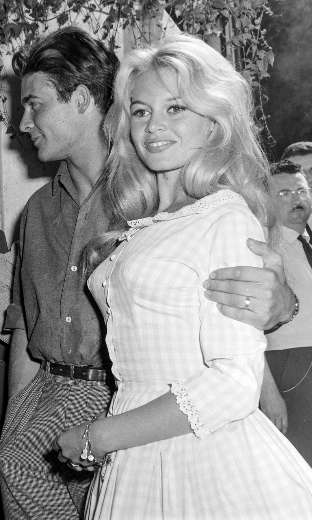 Brigitte Bardot se casa con Jacques Charrier luciendo un vestido de novia sencillo con estampado de cuadros Vichy