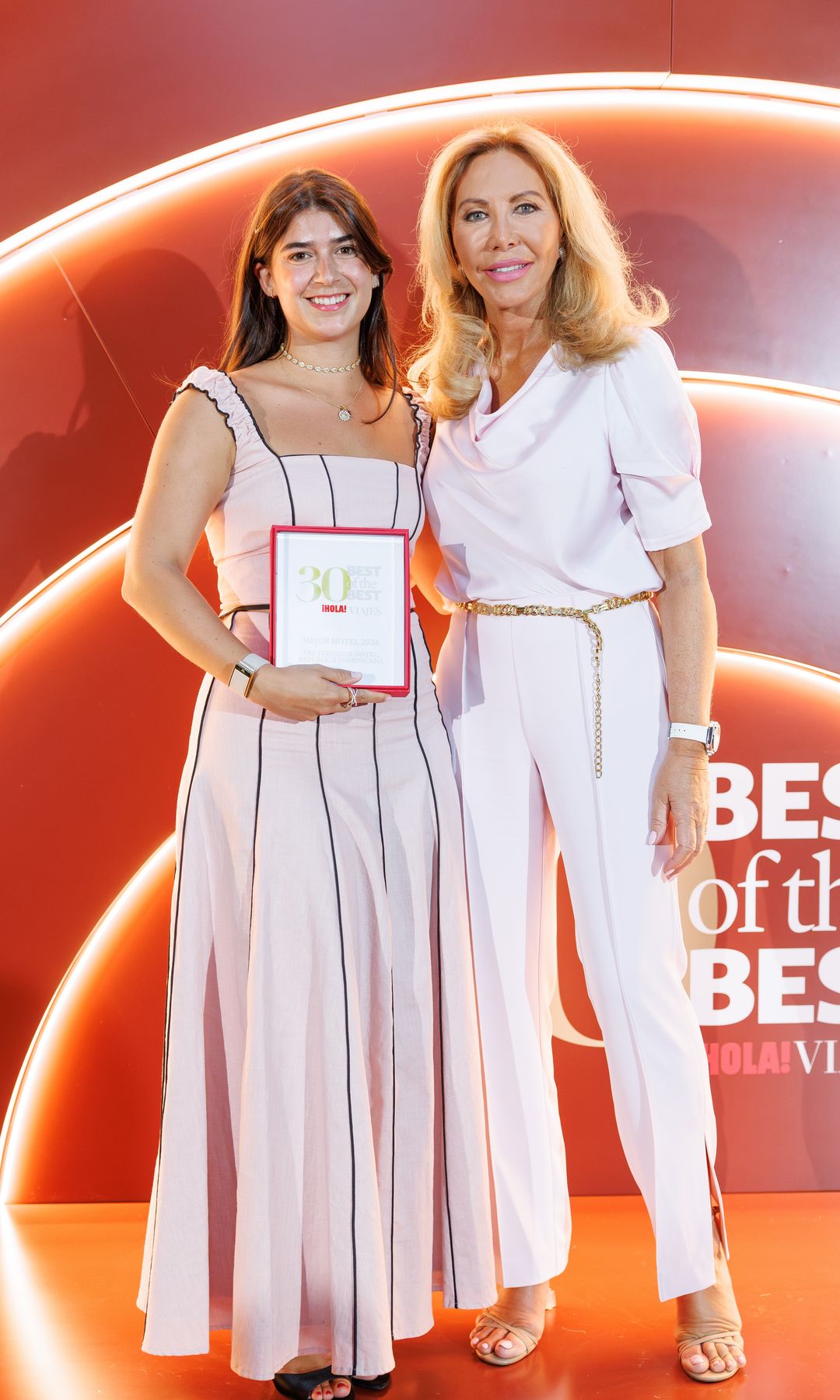 Norma Duval entrega el premio a Lydia Monfort Matutes, TRS Turquesa Hotel, República Dominicana
