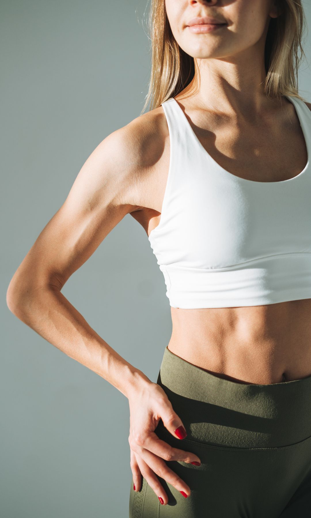 Mujer con abdomen plano