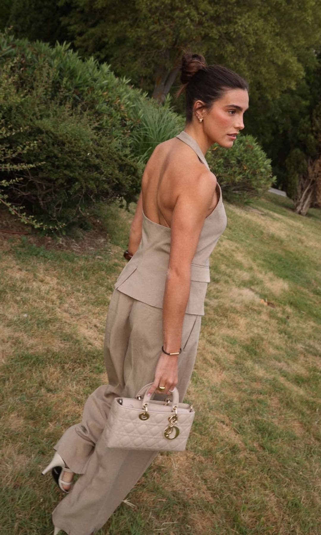 Gemma Pinto con traje de pantalón y chaleco halter