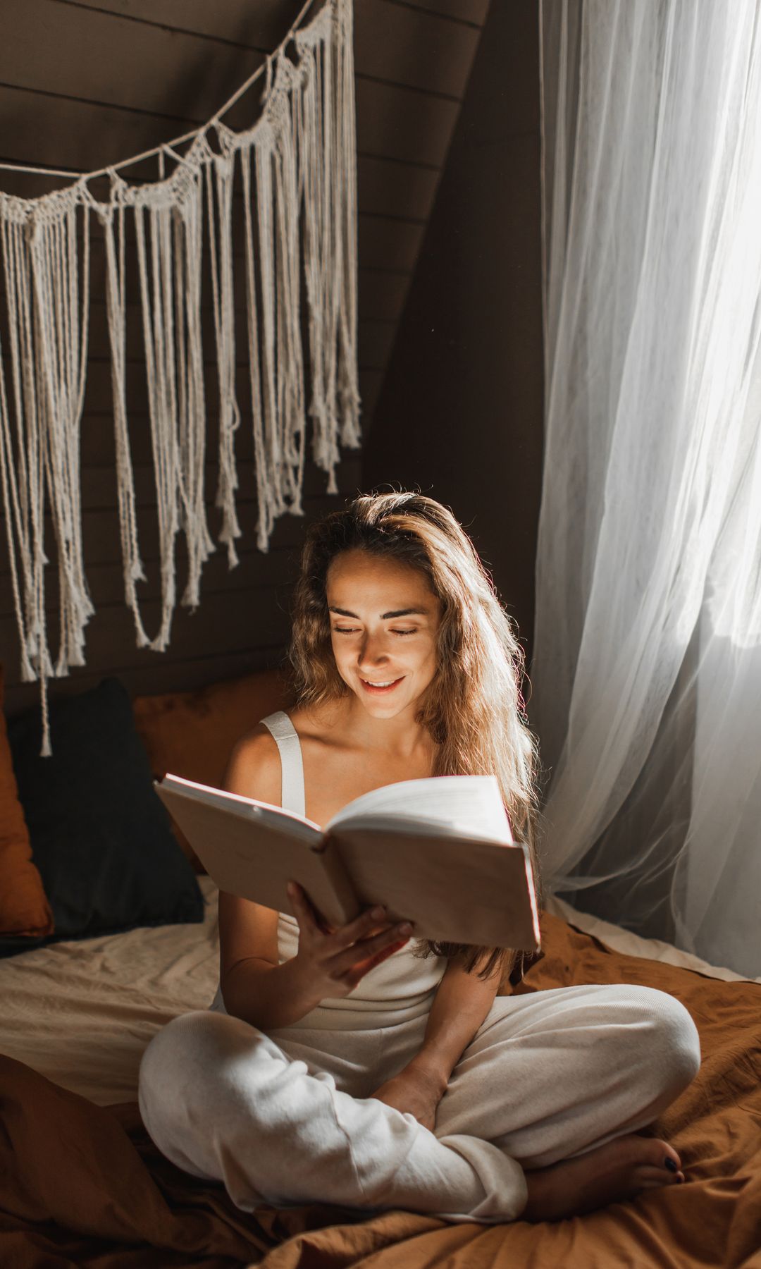 Mujer en la cama leyendo un libro