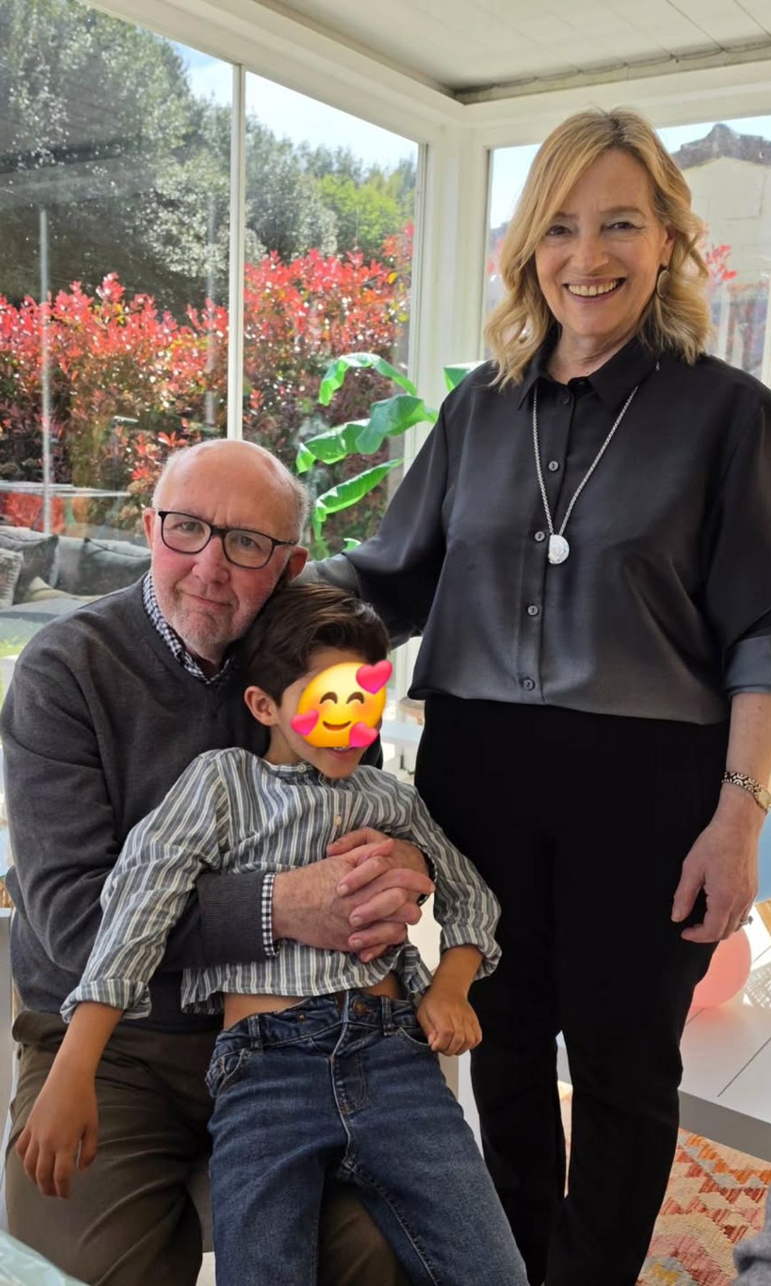 El pequeño Miki, de 5 años, con sus abuelos