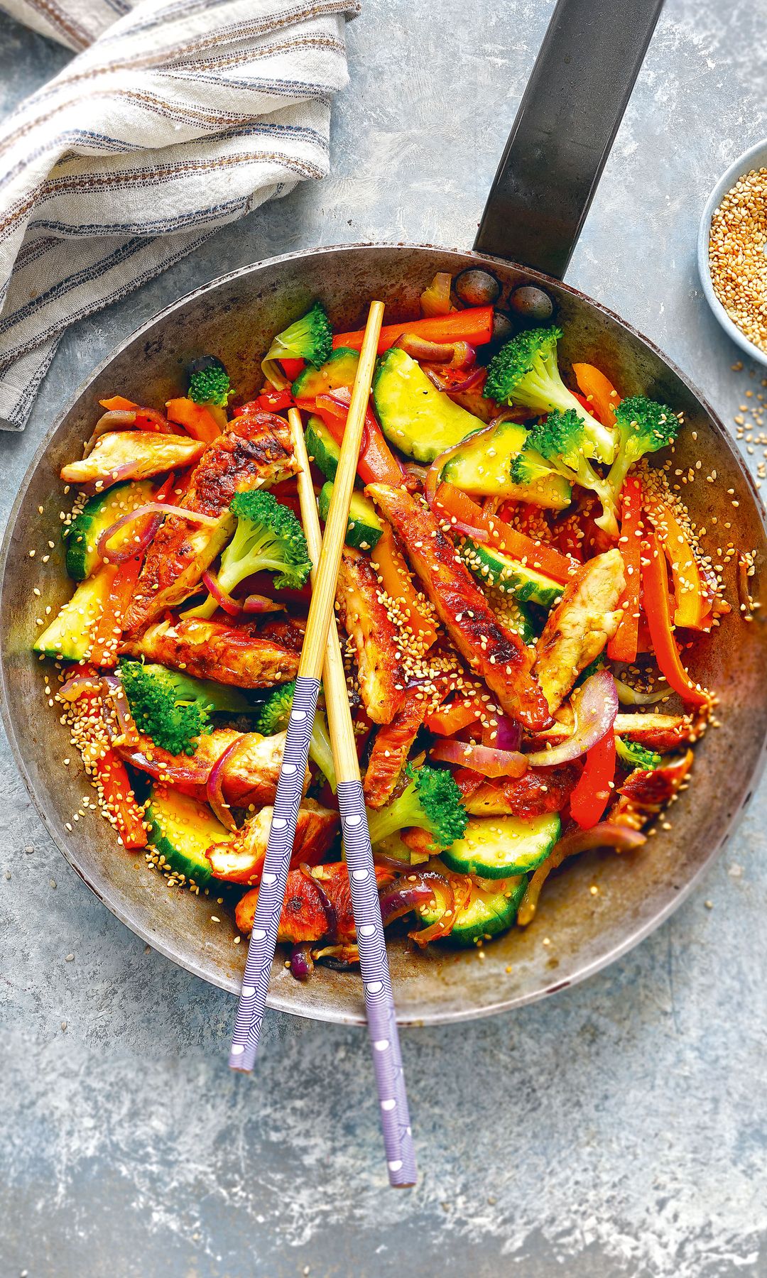 Fotografía de un wok de verduras y pollo