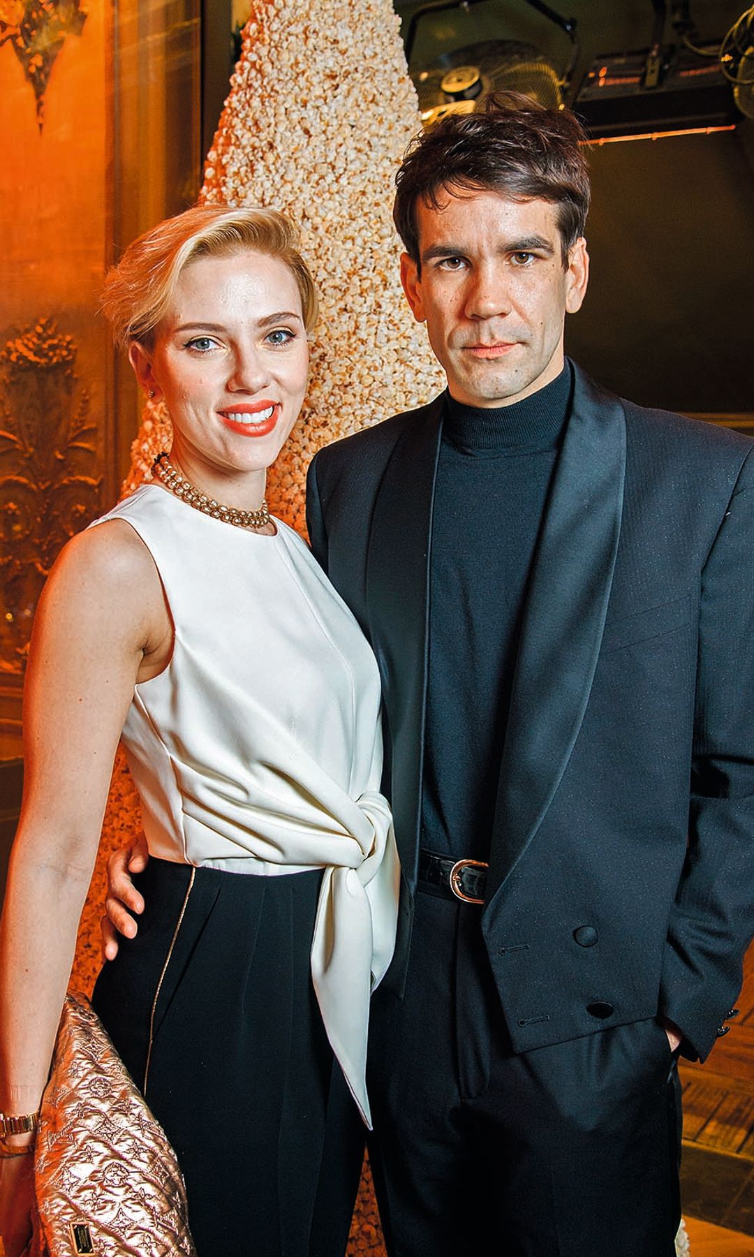 Scarlett Johansson con el periodista Romain Dauriac